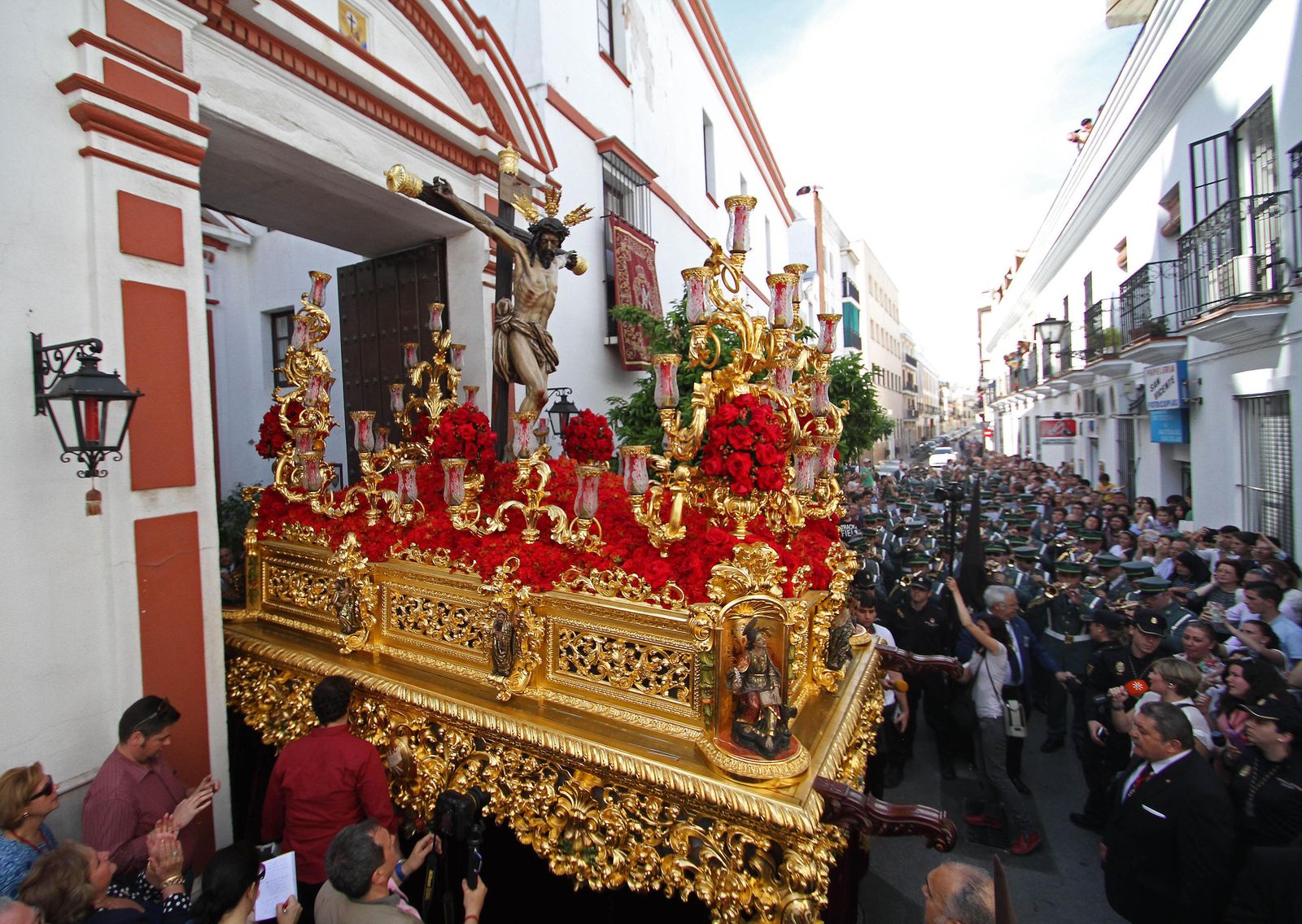 El Cristo del Buen Fin saliendo de San Antonio de Padua.