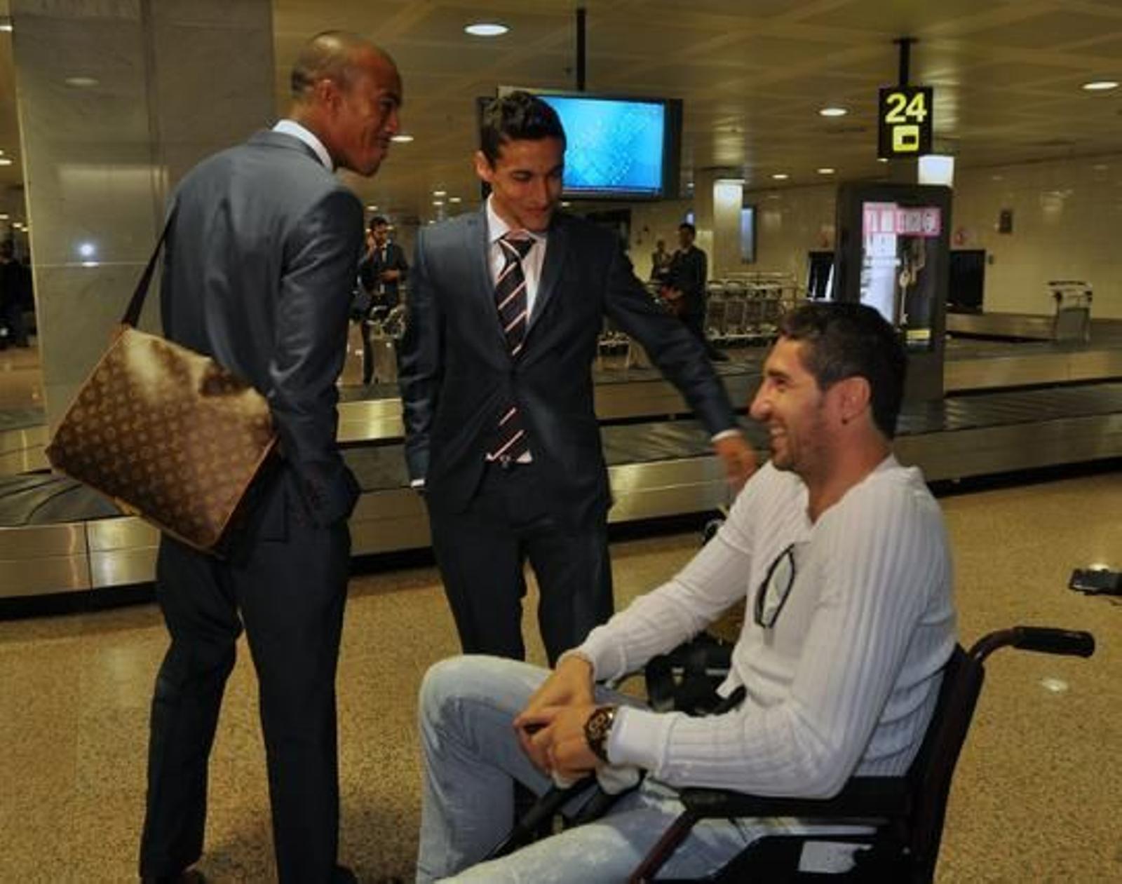 Navas y Konko bromean con su compañero Dragutinovic.

Foto: Antonio Pizarro/Manuel Gómez