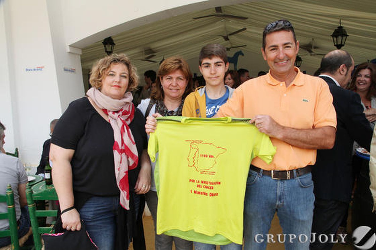 Juan Pedro Orellana, que ha recorrido 1.000 kms. contra el cáncer, y su familia.

Foto: Vanesa Lobo