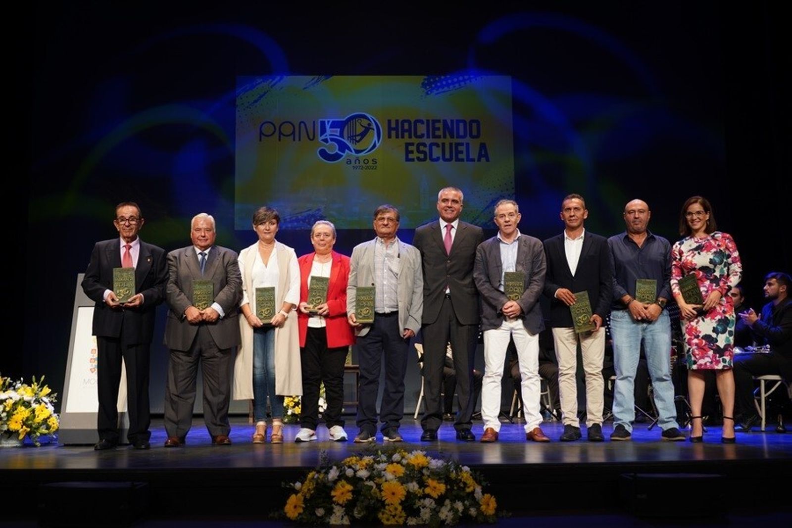 Foto de familia de los homenajeados.