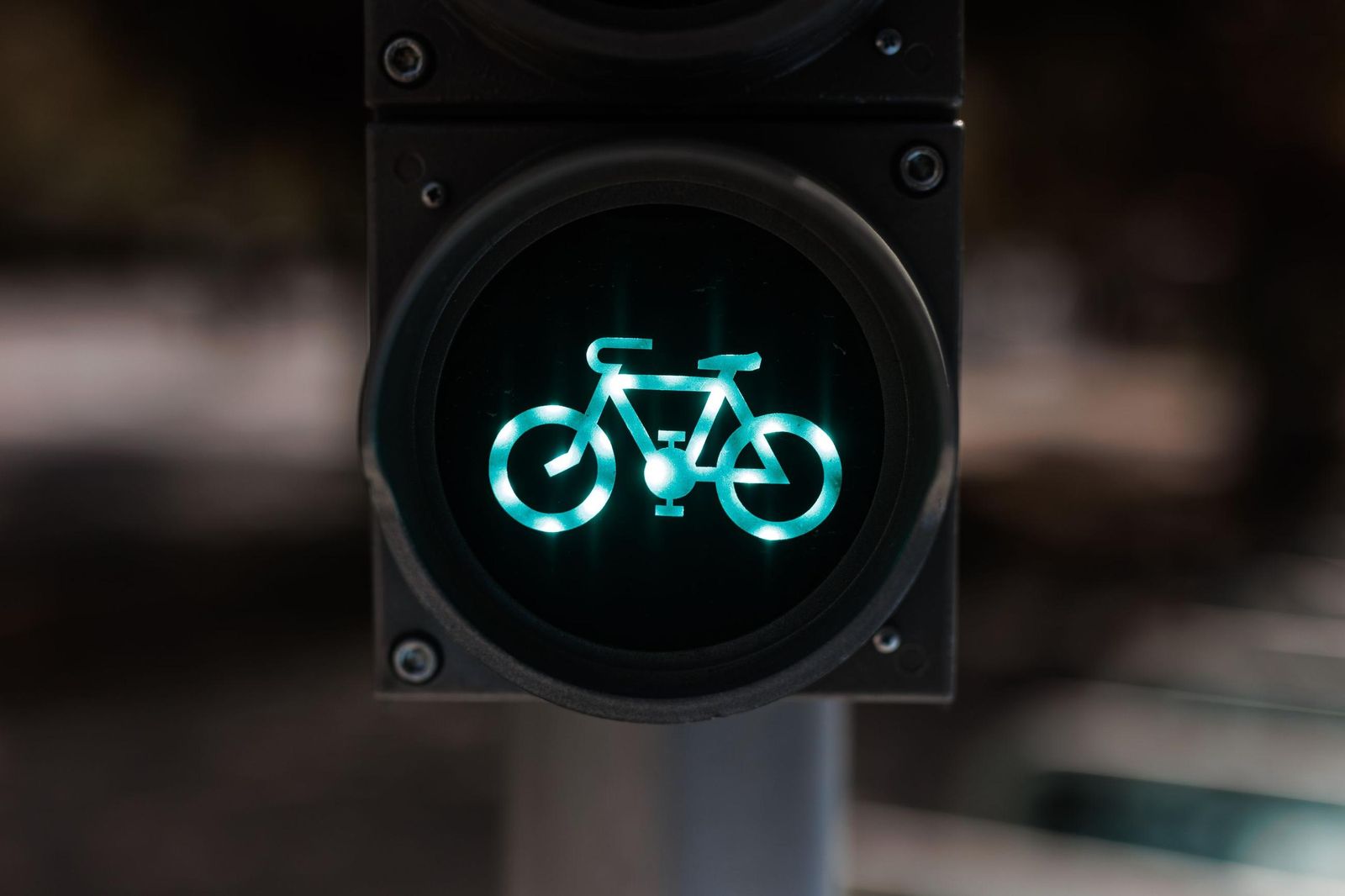 Señal de bicicleta en un semáforo.