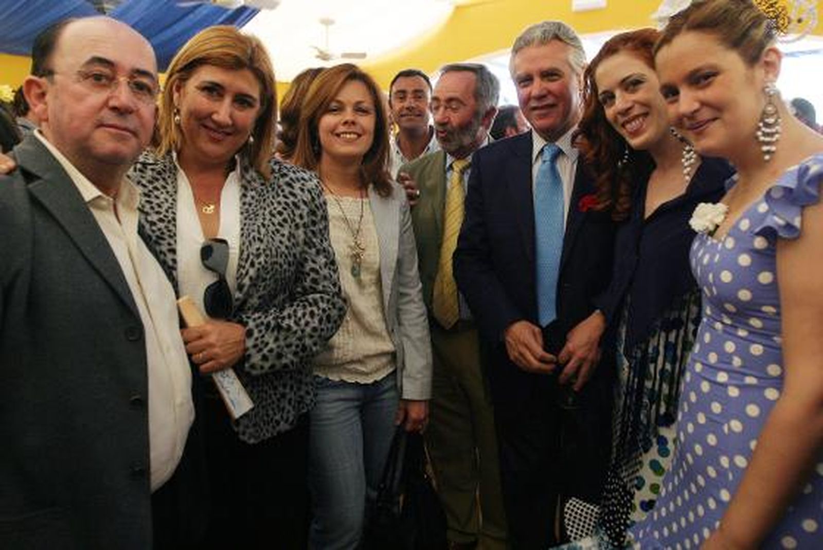 En la caseta, Ainhoa Gil, concejala de Deportes; la delegada de Participación, Miriam Alconchel; Ana Lirio, alcaldesa de Guadalcacín; Pepa Caro, alcaldesa de Arcos;Mª Jesús Castro; el delegado de Fomento, Paco Lebrero; Paco Menacho, vicepresidente segundo de Diputación; y Rafael Román, del PSOE de Cádiz.

Foto: Vanesa Lobo