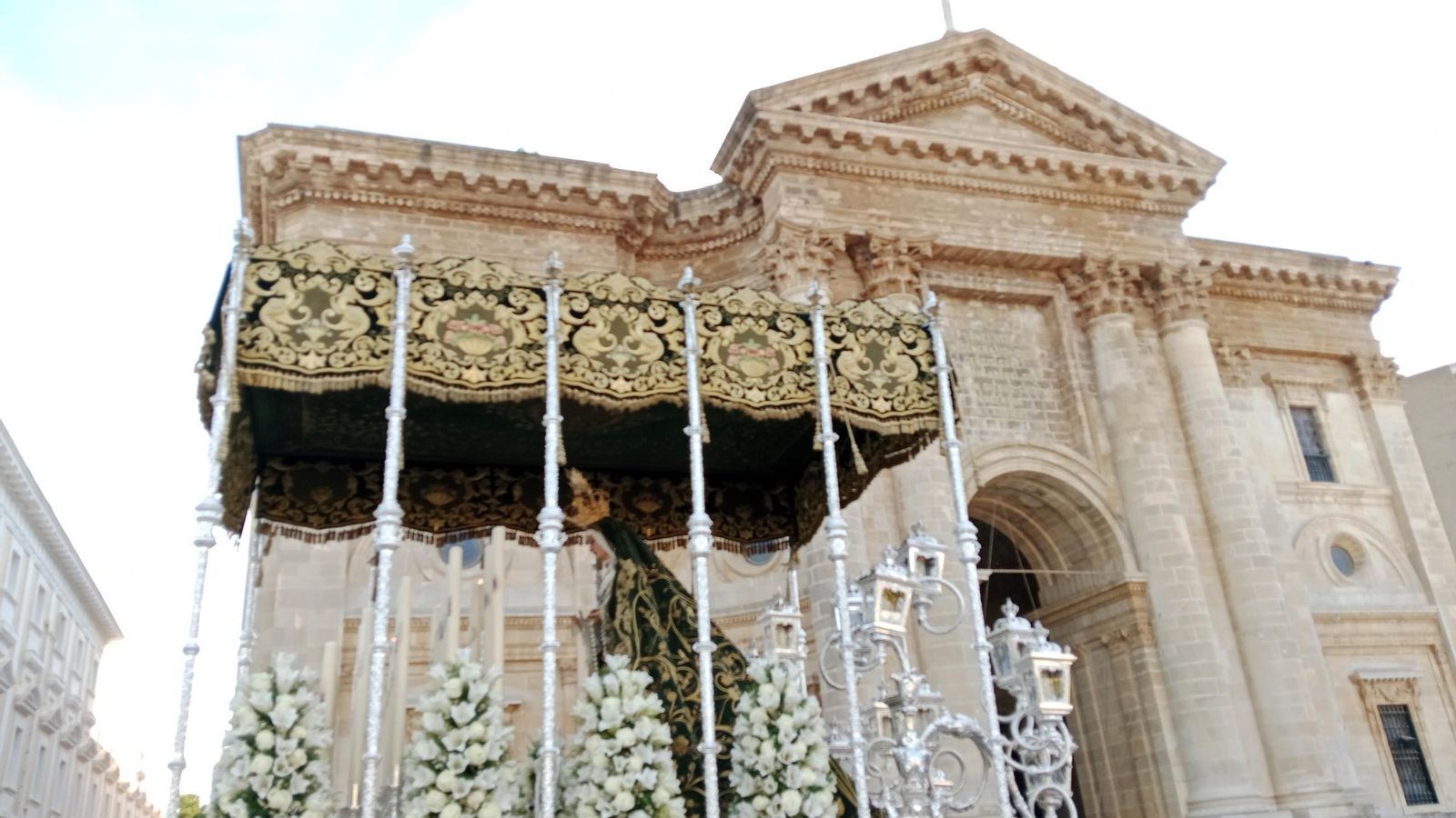 La Virgen de la Esperanza, a su salida del Panteón, en San Fernando