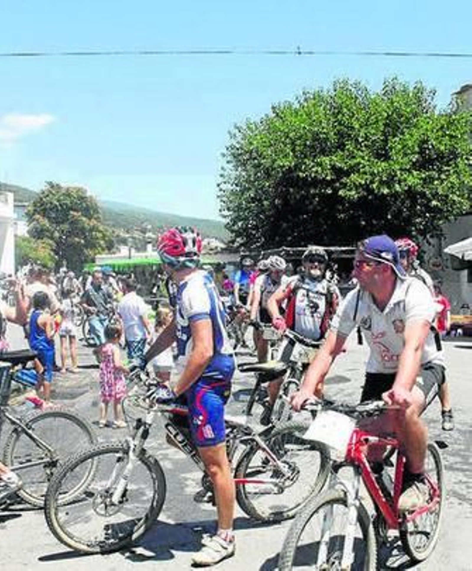 1. La barca que fue donada a La Tahá de Pitres, que tiene puerto de mar y su propia cofradía de pescadores. 2. Dentro de los actos de celebración de la festividad de la Virgen del Carmen se celebró la I Marcha Cicloturista. 3. También se organizó una gran 'paellada' en la plaza del pueblo para más de 400 personas.