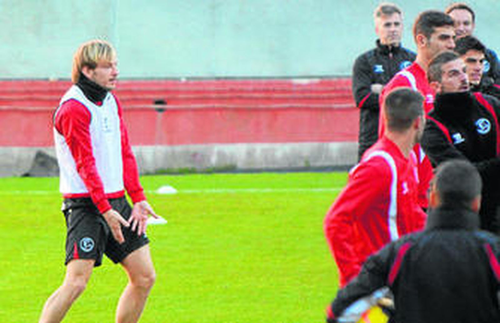 Rakitic parece requerir la atención de sus compañeros en el ensayo de ayer.