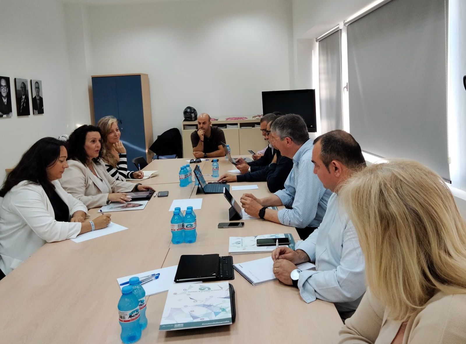 Imagen de la reunión con la Asociación de Empresarios.