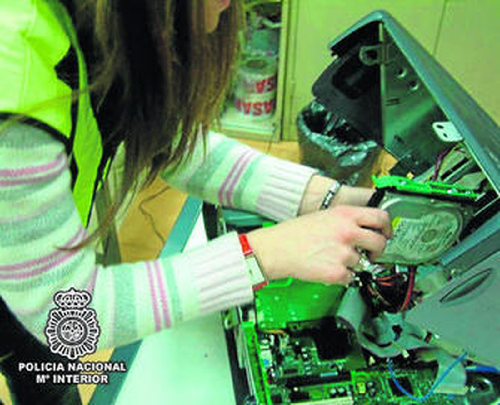 La Policía Nacional inspecciona los discos duros de los ordenadores.