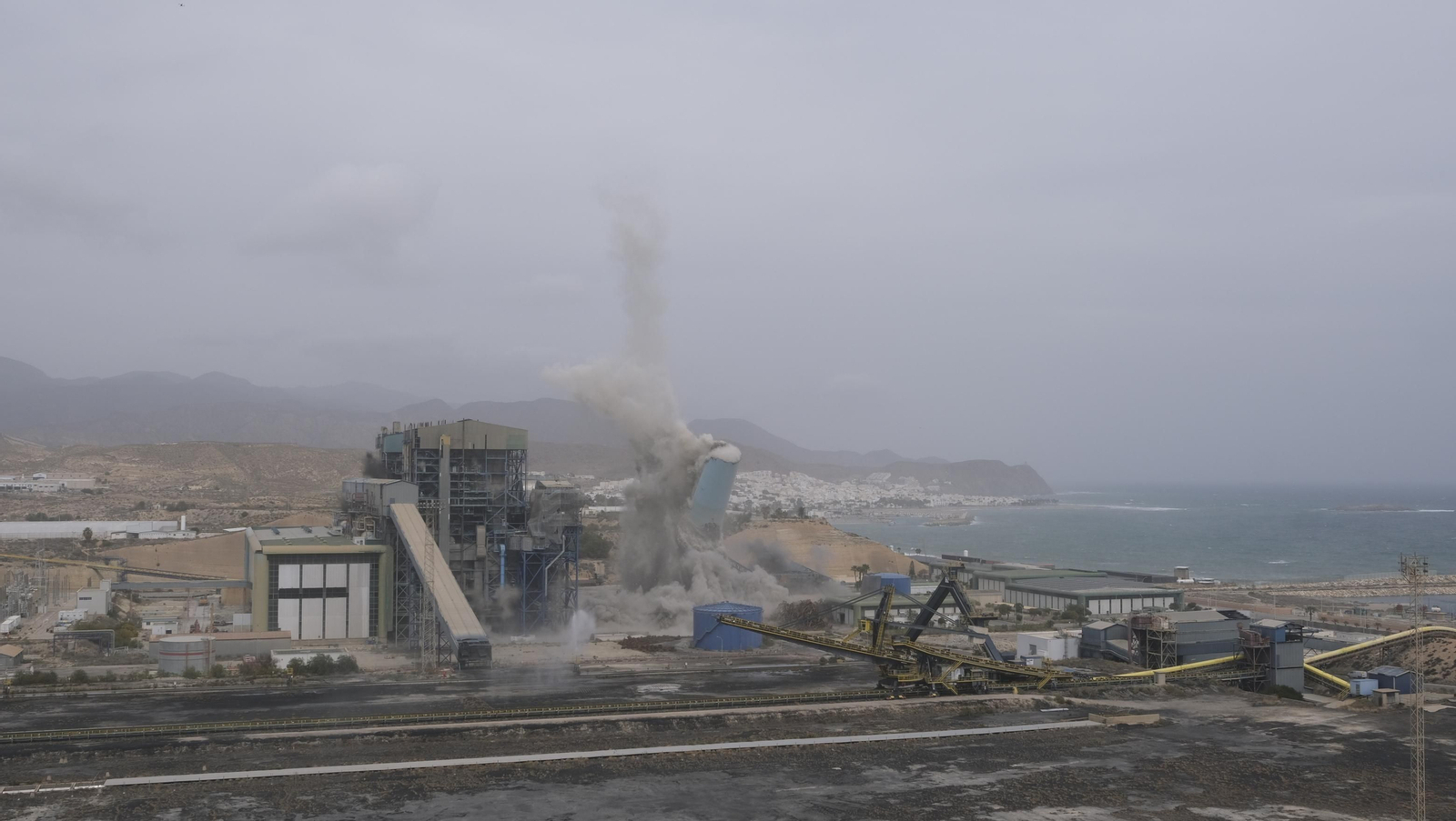 El derribo de la Torre Litoral de Endesa en Carboneras, en imágenes