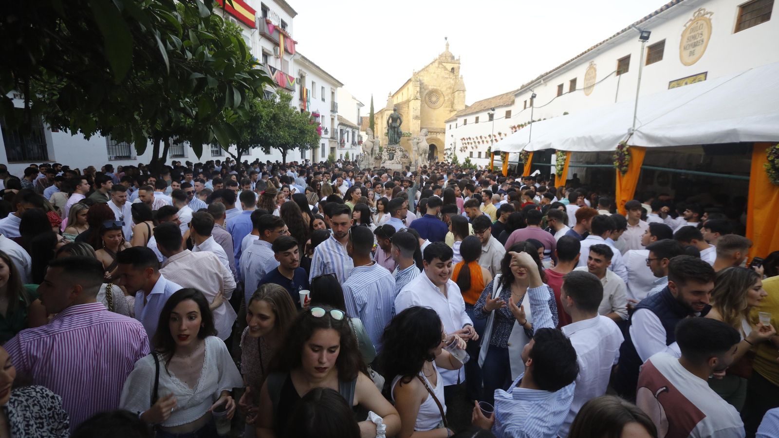 Cientos de personas en la plaza Conde de Priego, en la Cruz de la Hermandad del Resucitado.