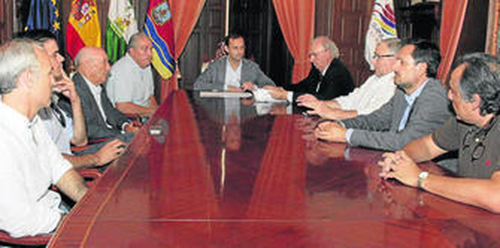 Imagen de la reunión que mantuvo el viernes el alcalde de Sanlúcar con vinateros del municipio en la que se abordó la polémica del 'bag in box'.