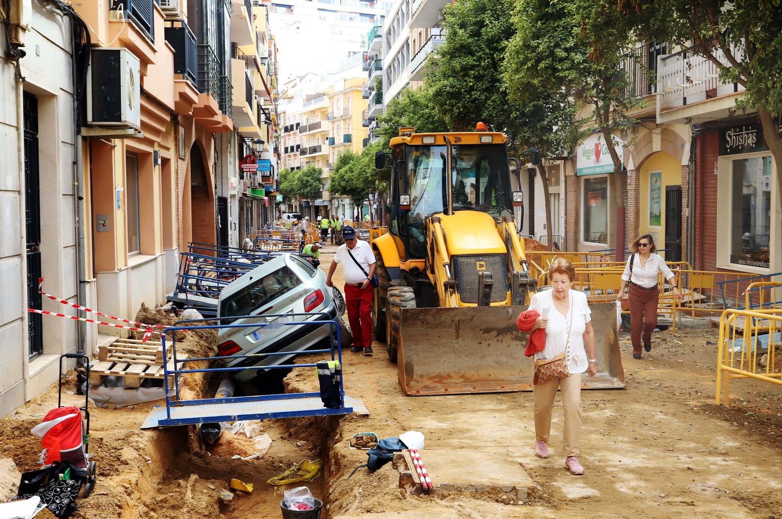 Imágenes del coche accidentado en las obras de la calle Fernando el Católico
