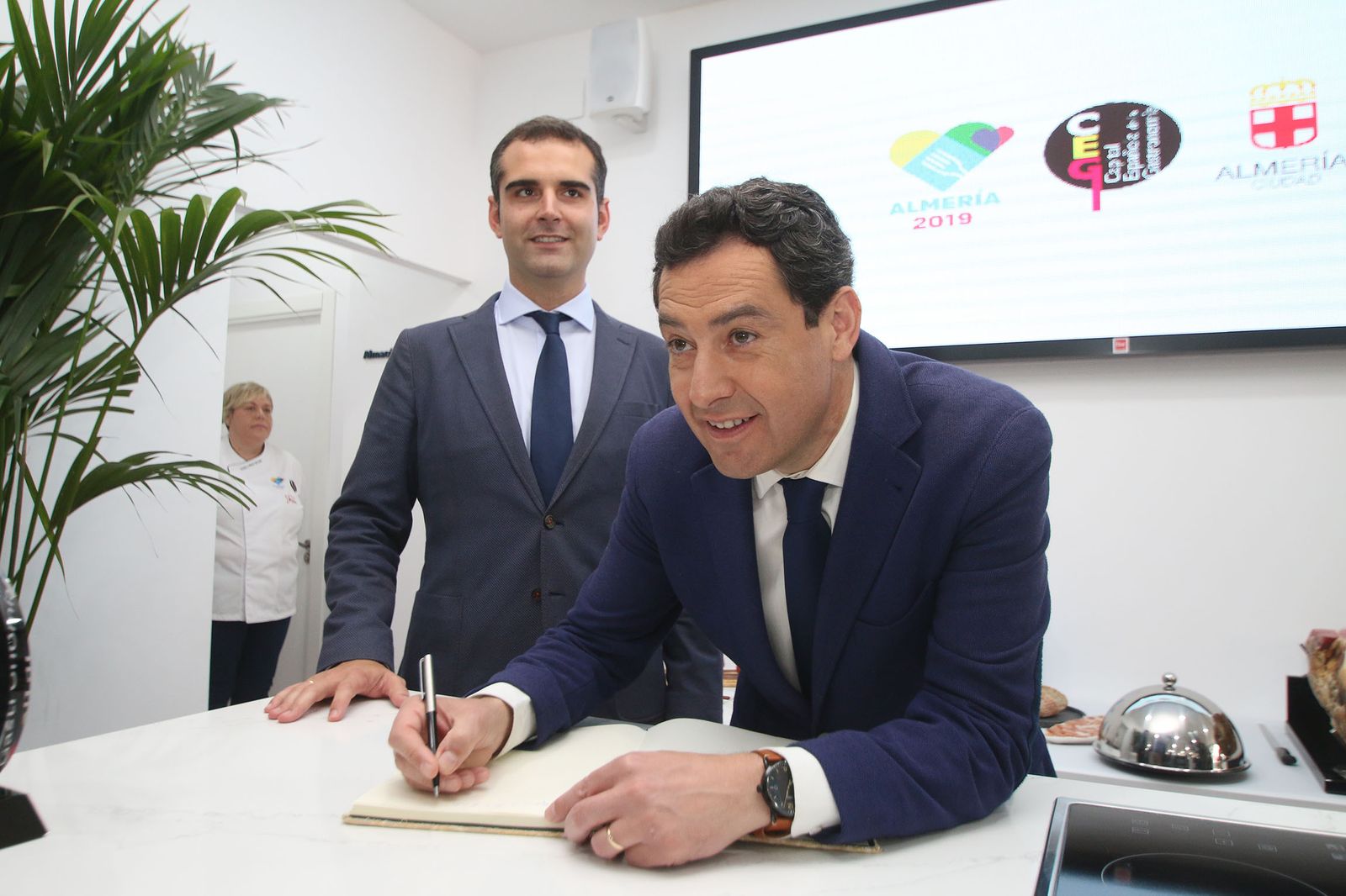 Las imágenes de la visita de Juanma Moreno a Almería