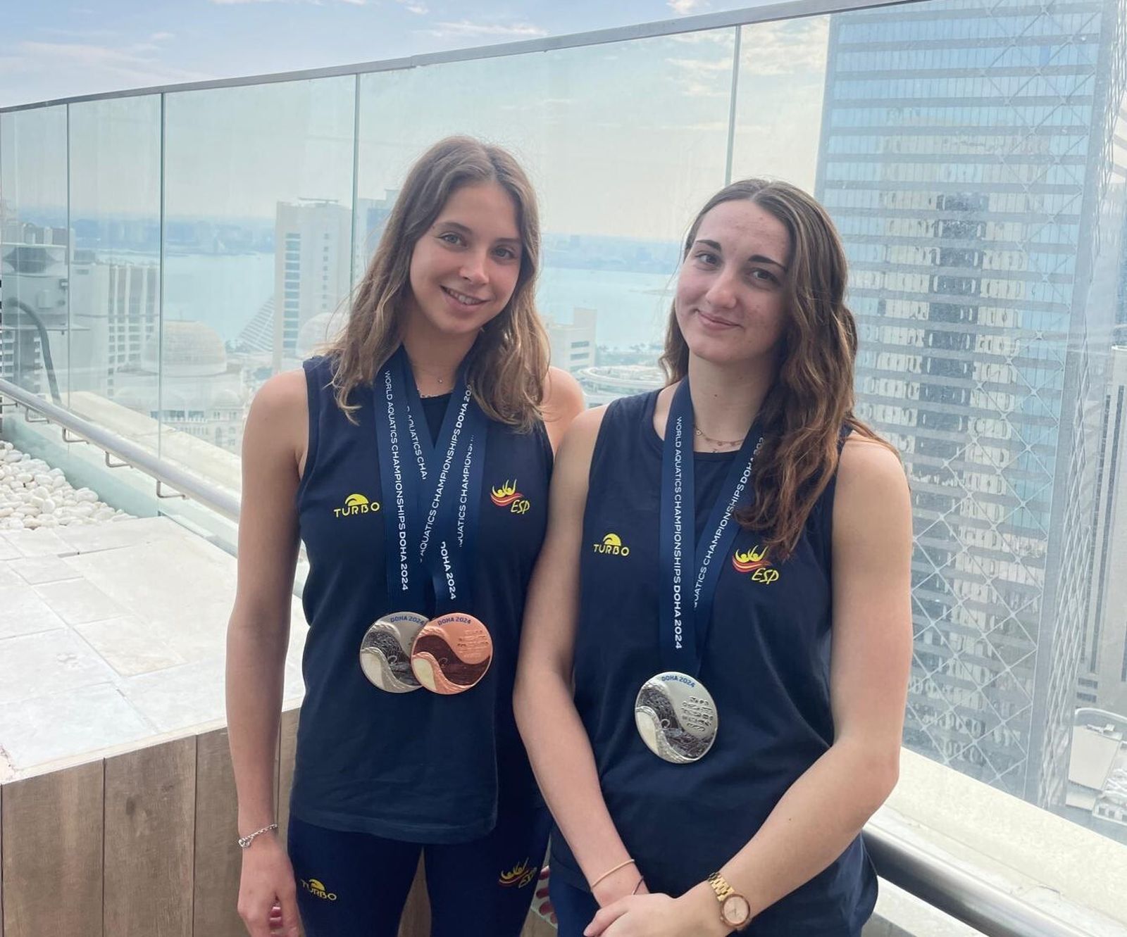 Las nadadoras sevillanas Alisa Ozhogina y Marina García Polo.