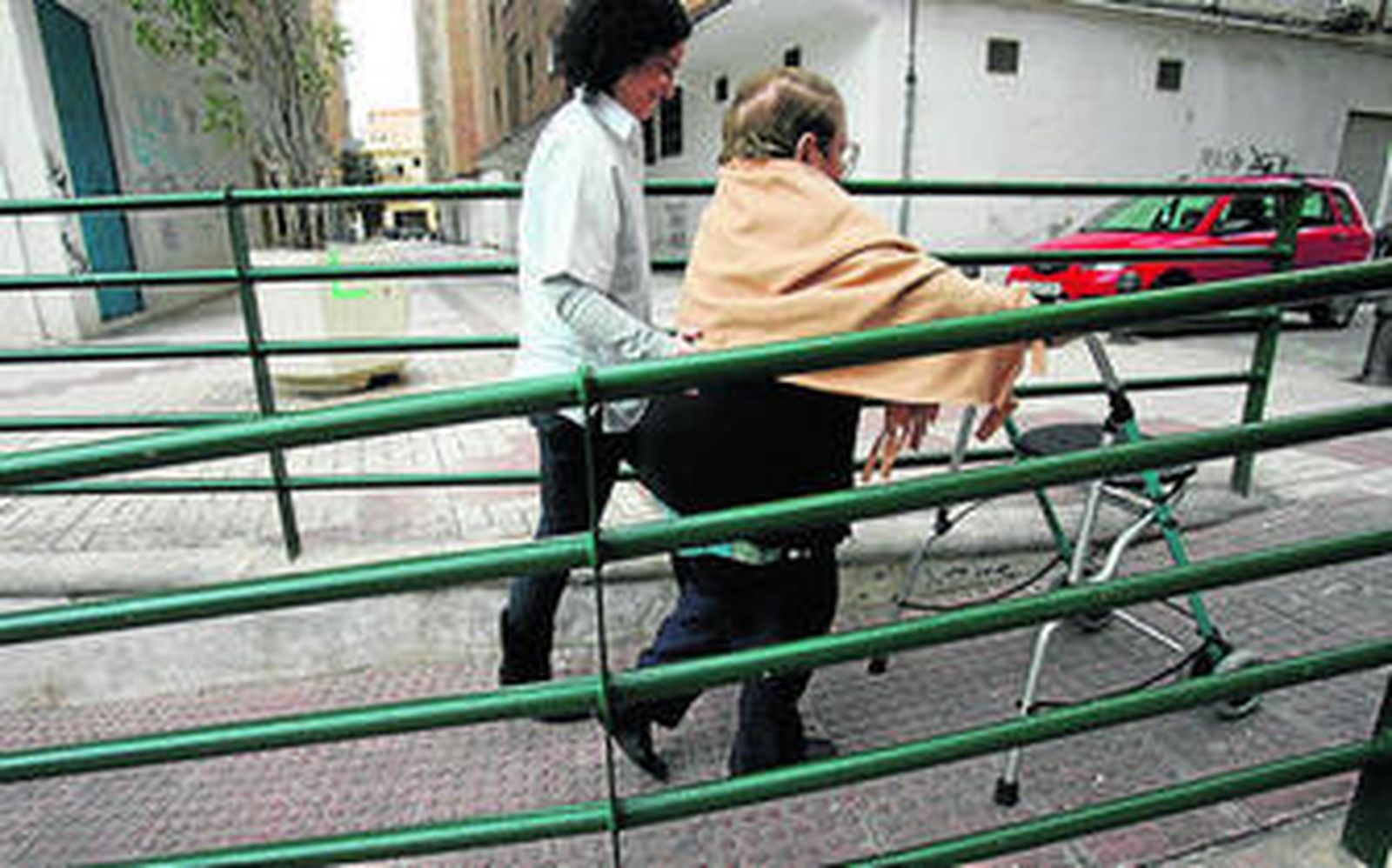 Una de las becas está destinada a la atención a personas mayores.