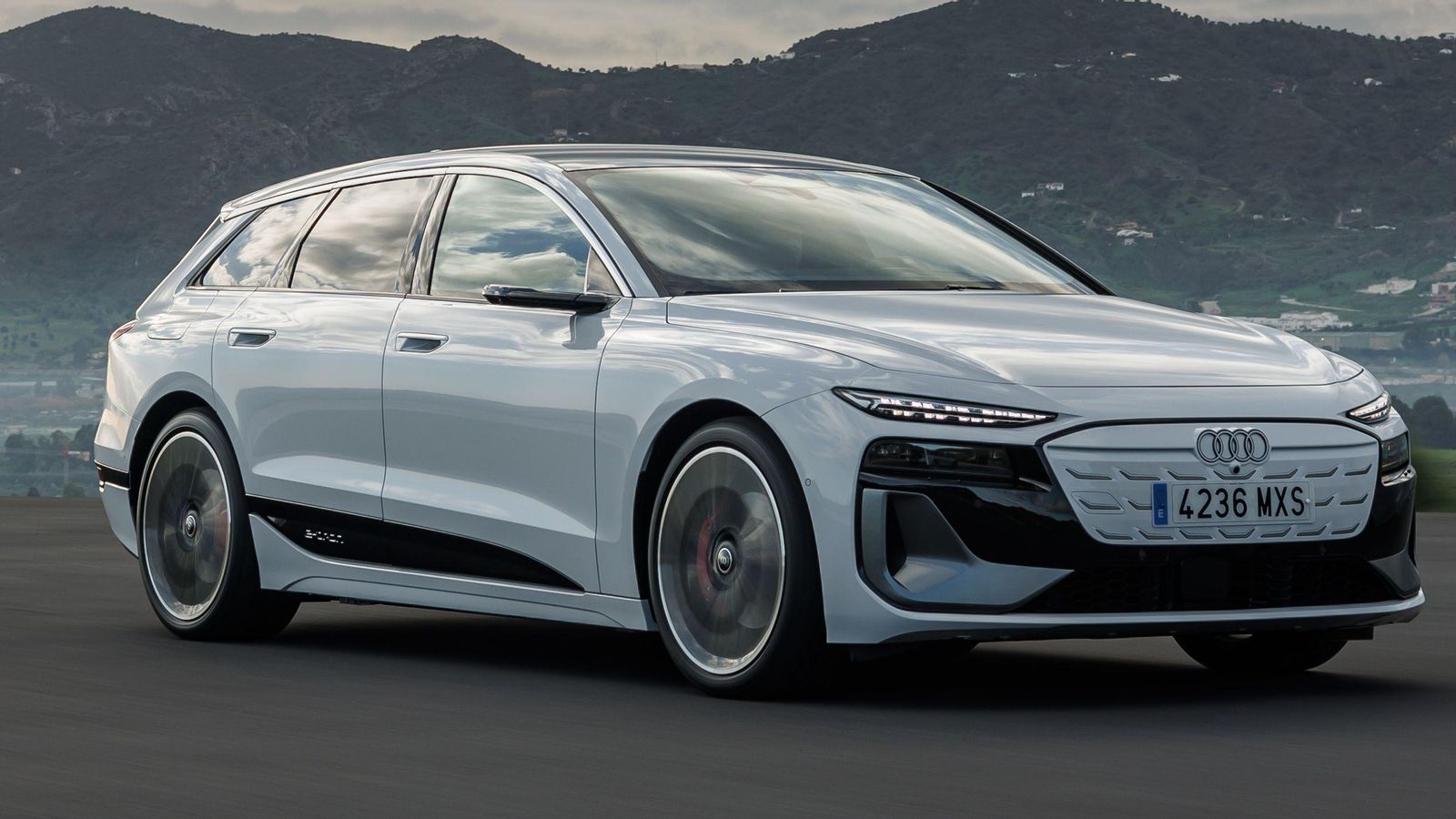 Una de las particularidades de estos e-tron de Audi es, al margen de su gran tamaño, contar con una afinada aerodinámica en busca de la mayor autonomía posible.