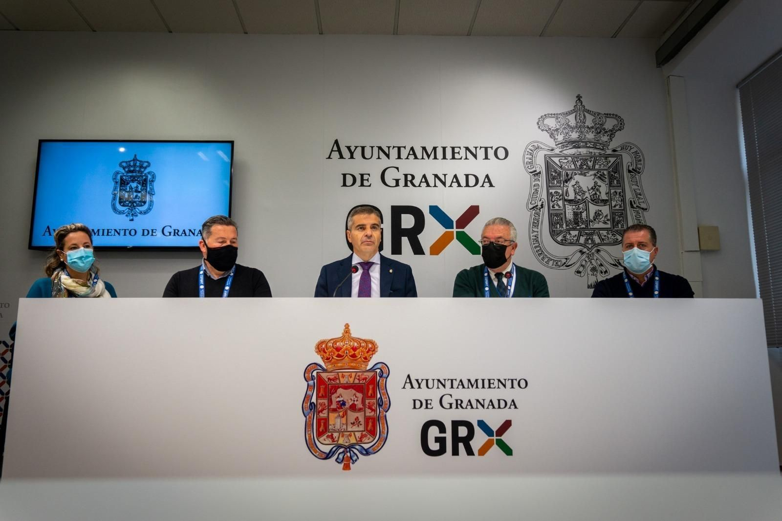 El concejal del PP César Díaz junto a los representantes de la Asociación de Guías Intérprete del Patrimonio