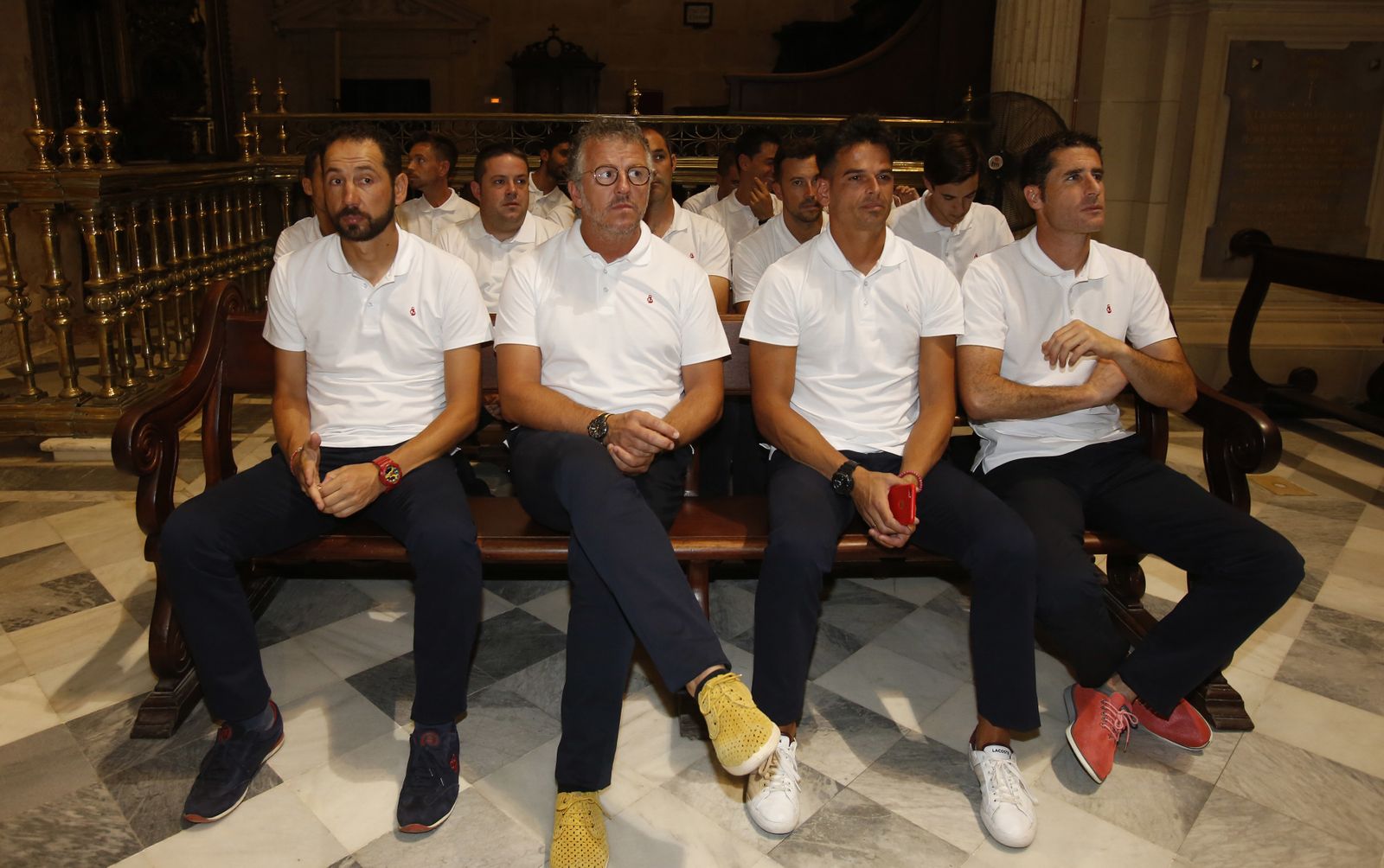 Tradicional ofrenda floral del Sevilla FC a la Virgen de los Reyes