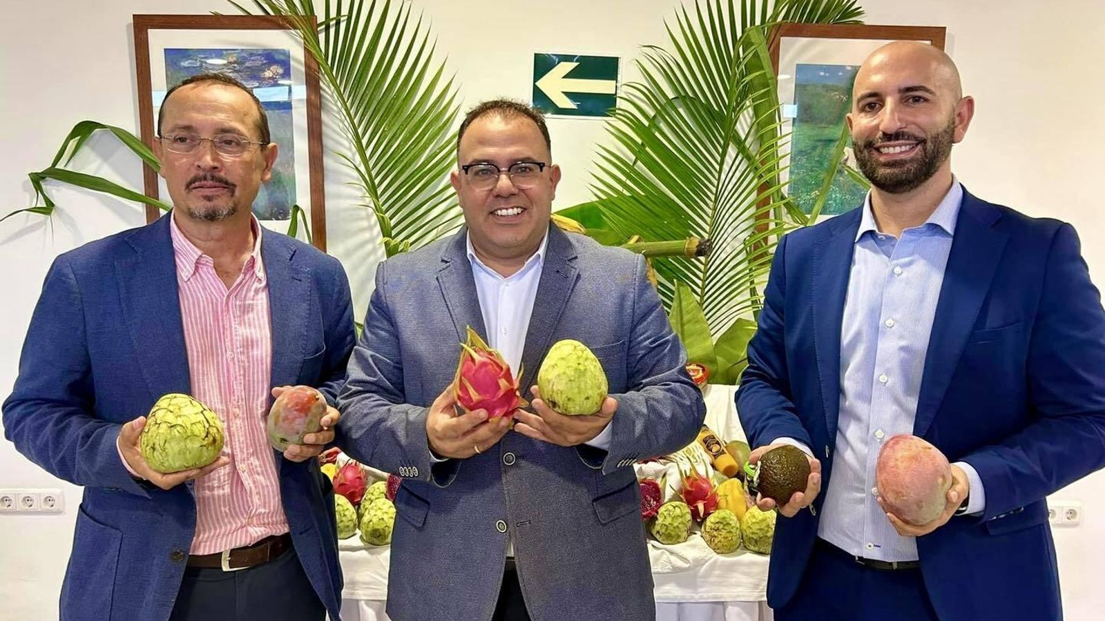 El delegado de Turismo, Fernando Egea, el alcalde de Almuñécar, Juan José Ruiz Joya, y el edil de Turismo, Daniel Barbero, durante la presentación