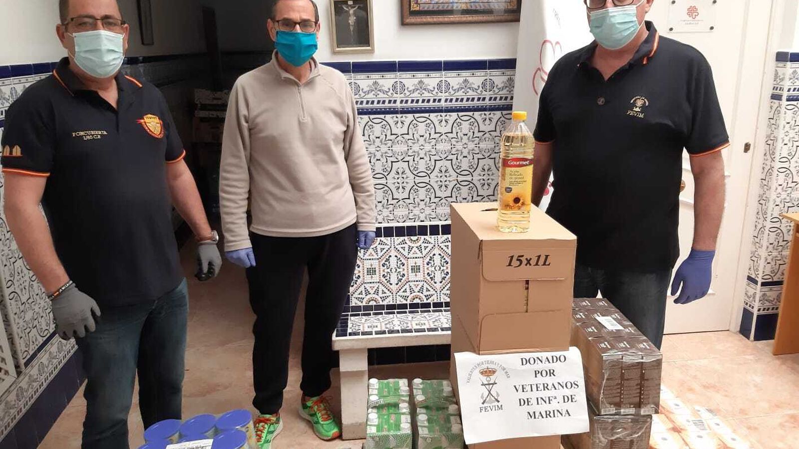 Veteranos de la Infantería de Marina, colaborando con la Cáritas castrense de la parroquia de San Francisco.