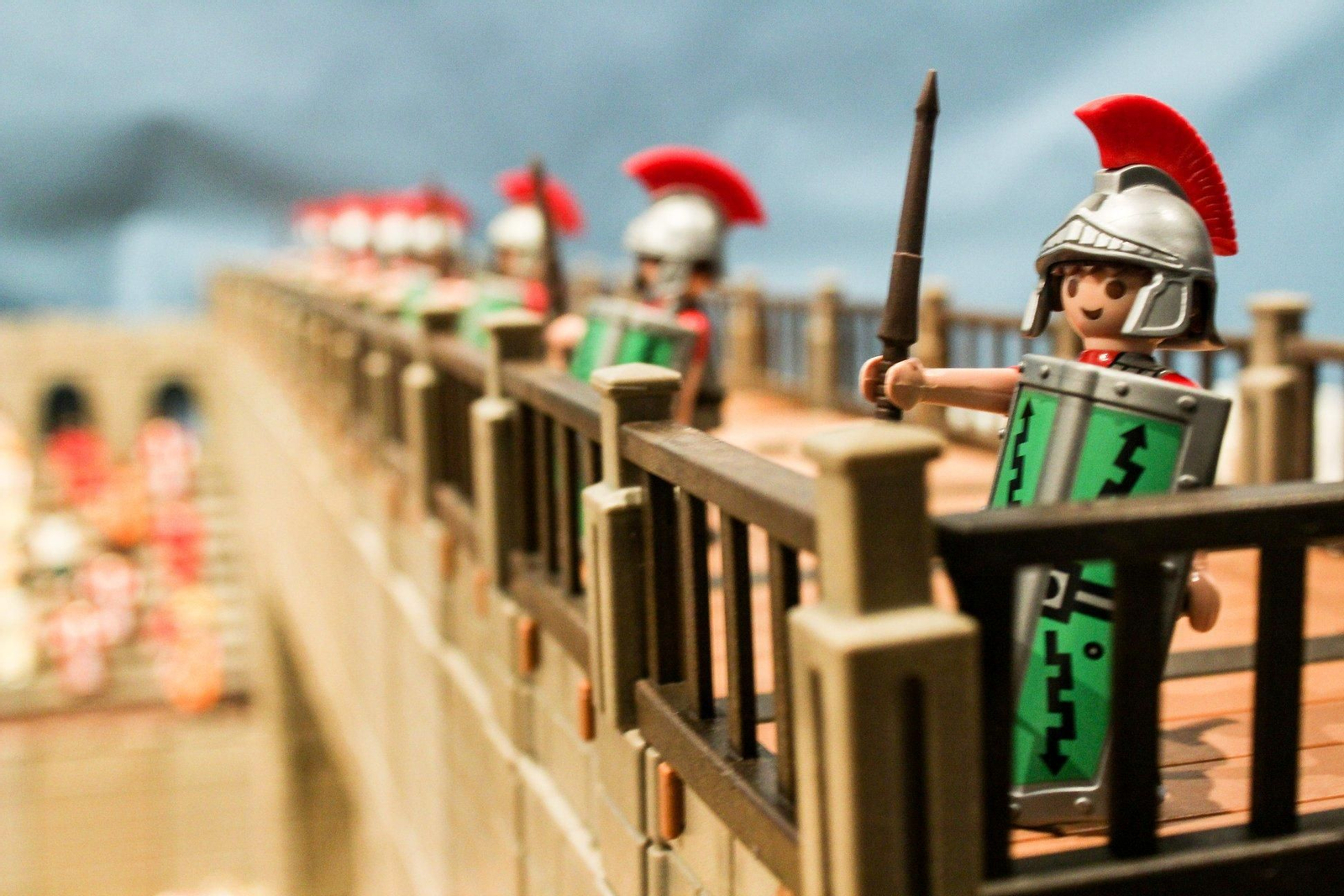 En la exposición y en el mercadillo se encuentran clicks de romanos, entre otras figuras.