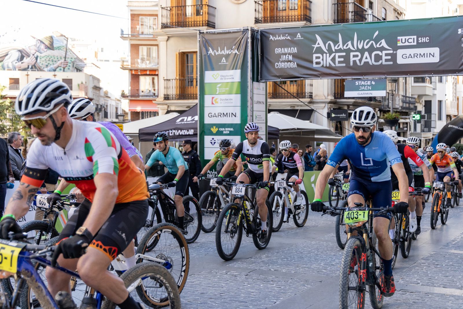 Jaén, protagonista de nuevo en la salida de la tercera etapa de la Andalucía Bike Race