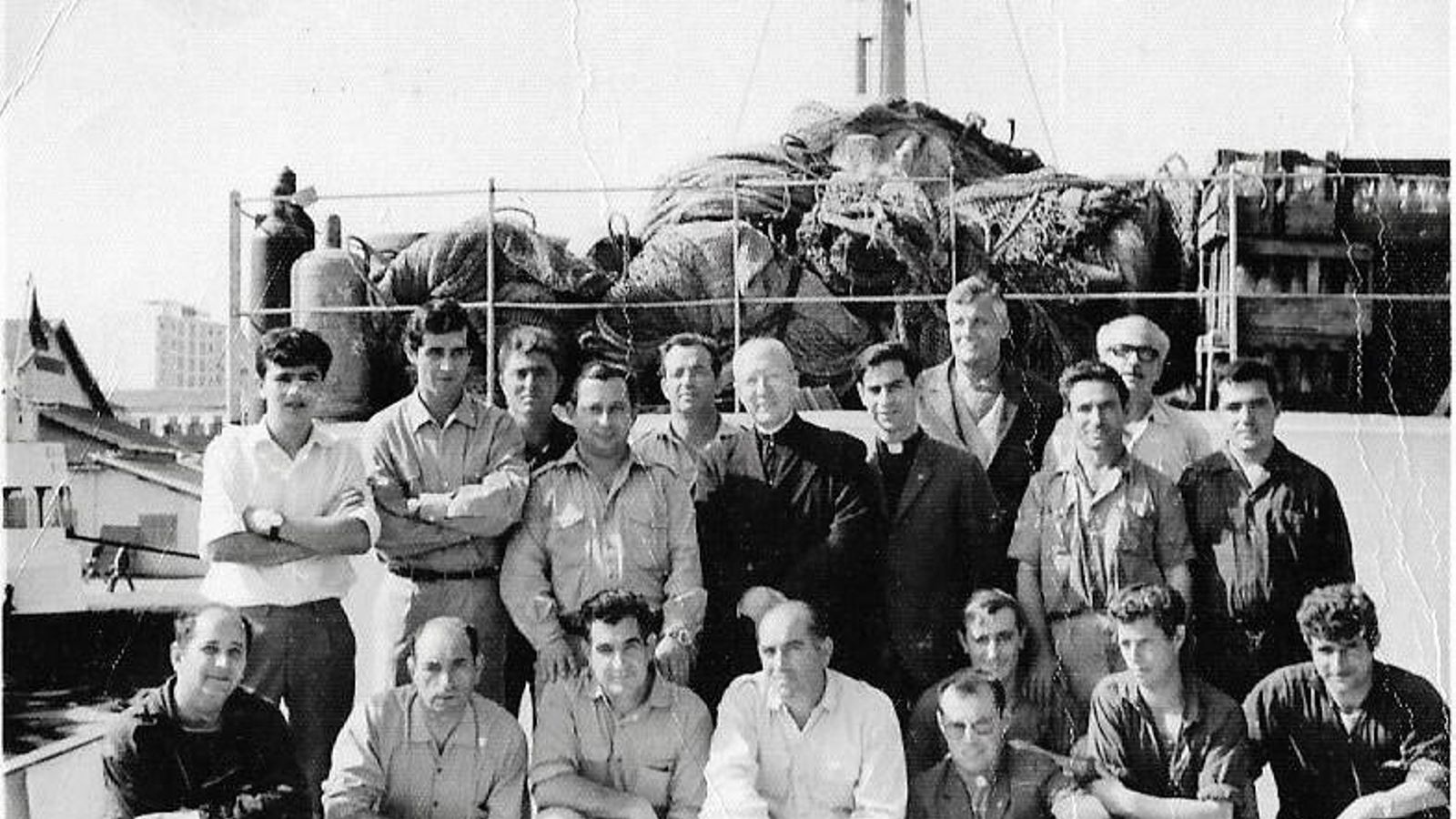 Ignacio Palacios, con el entonces obispo de Huelva José María García Lahiguera, a bordo de una embarcación con su tripulación. Ignacio Palacios, con el entonces obispo de Huelva José María García Lahiguera, a bordo de una embarcación con su tripulación.