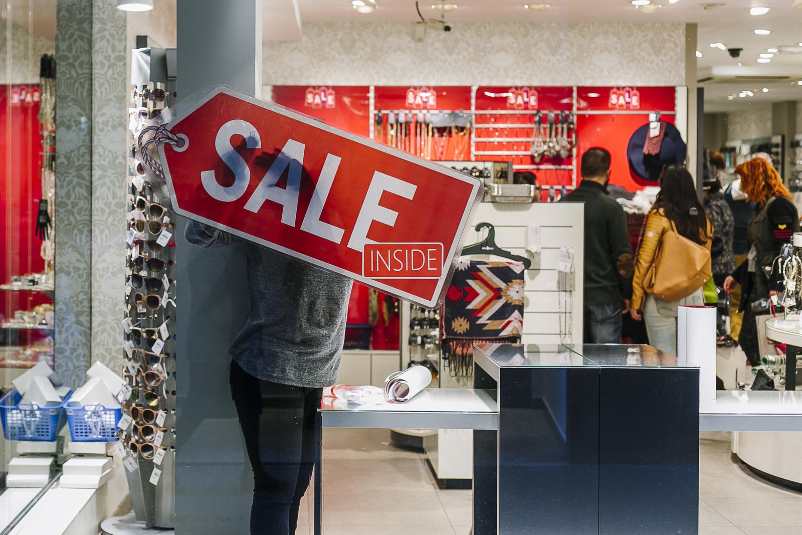 Las rebajas llegan a las tiendas del centro de la capital.
