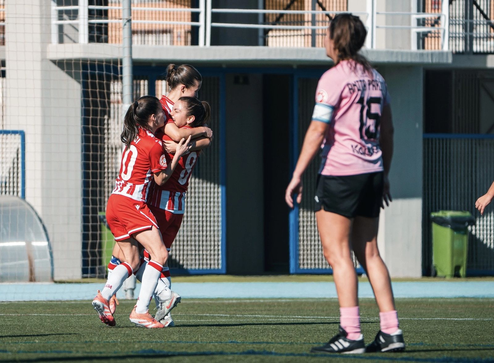 Las rojiblancas celebran el gol de Miriam con el que consiguieron hacerse con la victoria en el derbi almeriense.