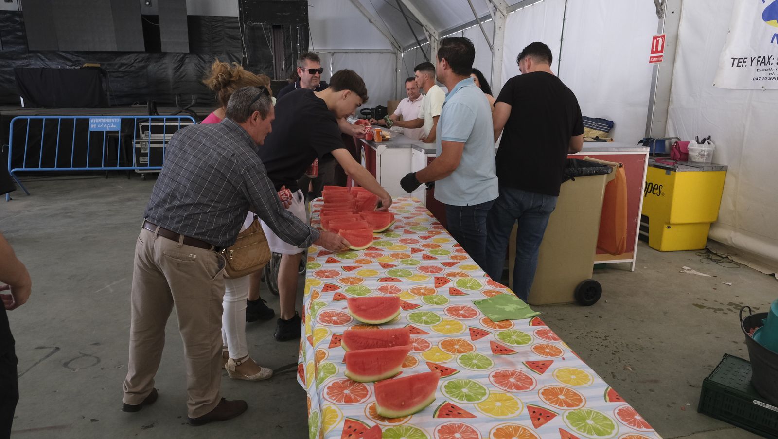 Imágenes de la degustación de huevos fritos con chorizo, en las Fiestas de Santa María del Águila