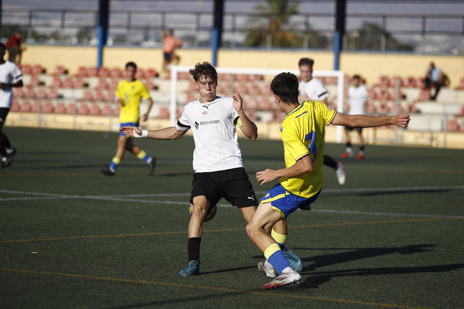 Un jugador cañaero pugna por un balón con un rival durante un encuentro disputado en la barriada almeriense.