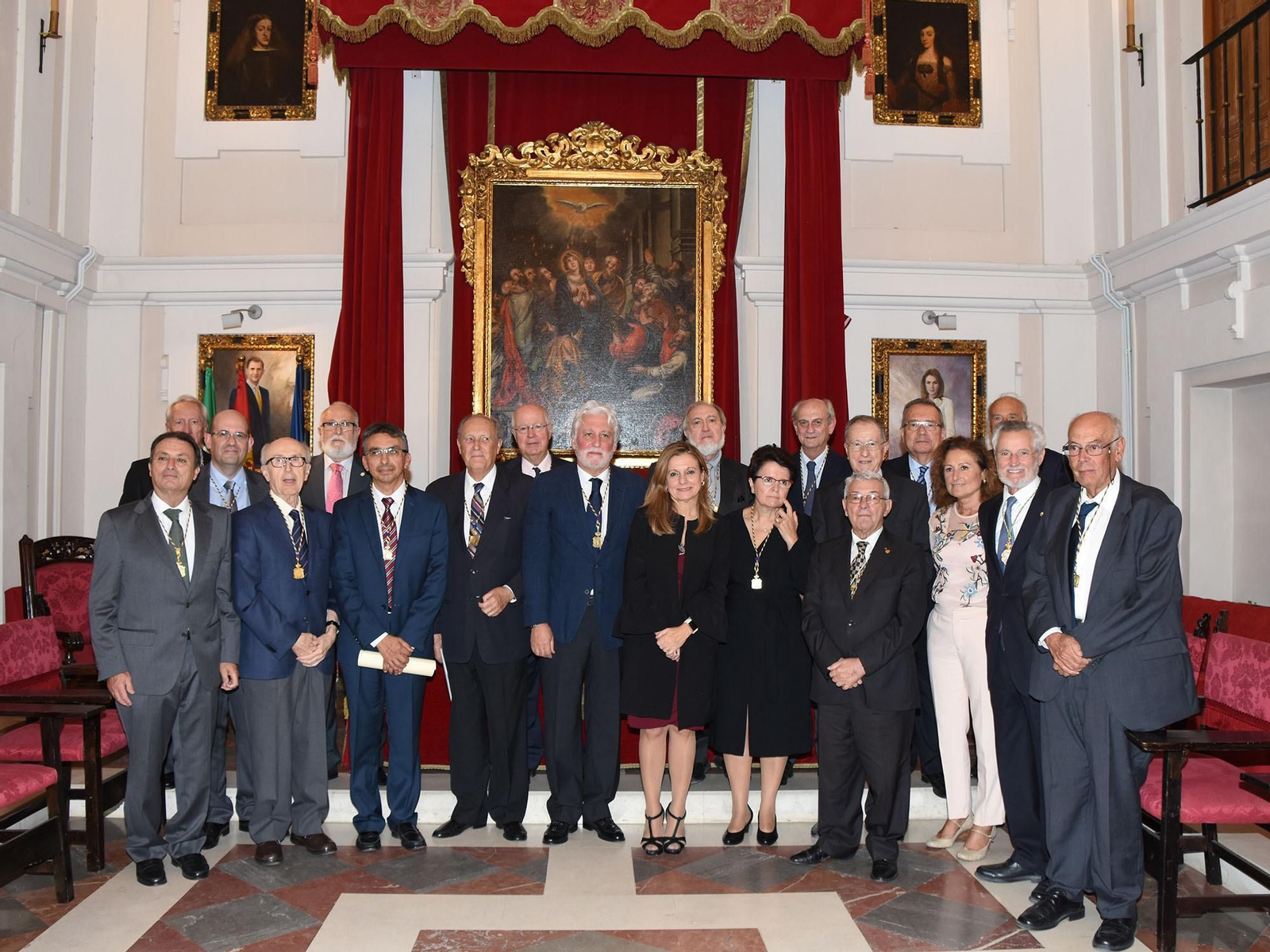 El presidente de la Real Academia de Medicina de Sevilla, junto a la consjera de Salud, y académicos.