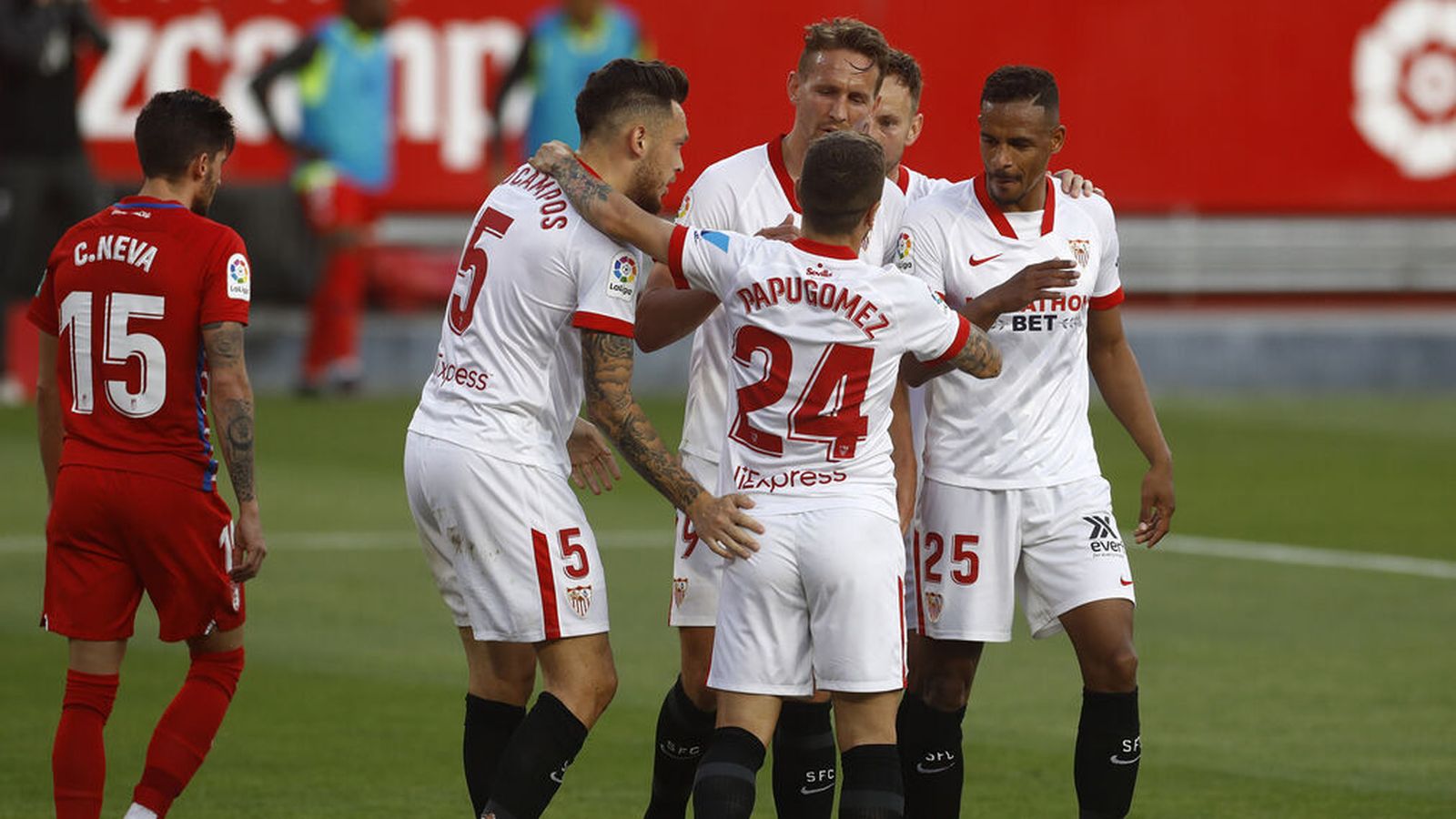 Ocampos, Papu, De Jong, Rakitic y Fernando celebran el 2-0 al Granada.