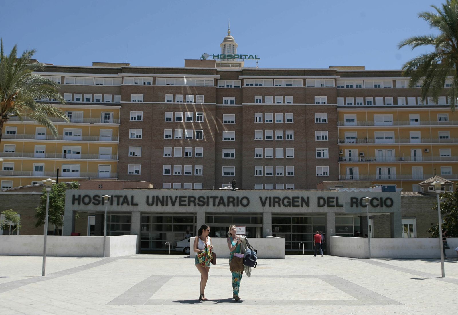 Acceso al Hospital General Virgen del Rocío.