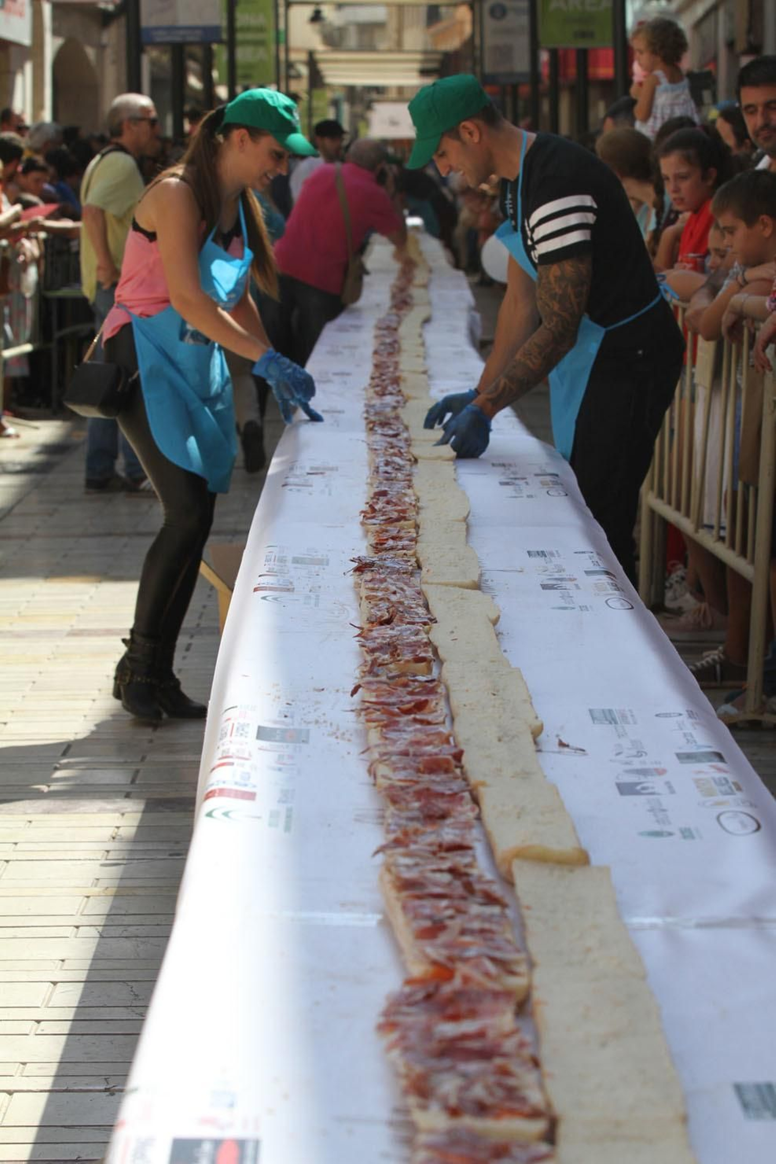 Record Guinnes del bocadillo de jamón mas grande del mundo, en Huelva