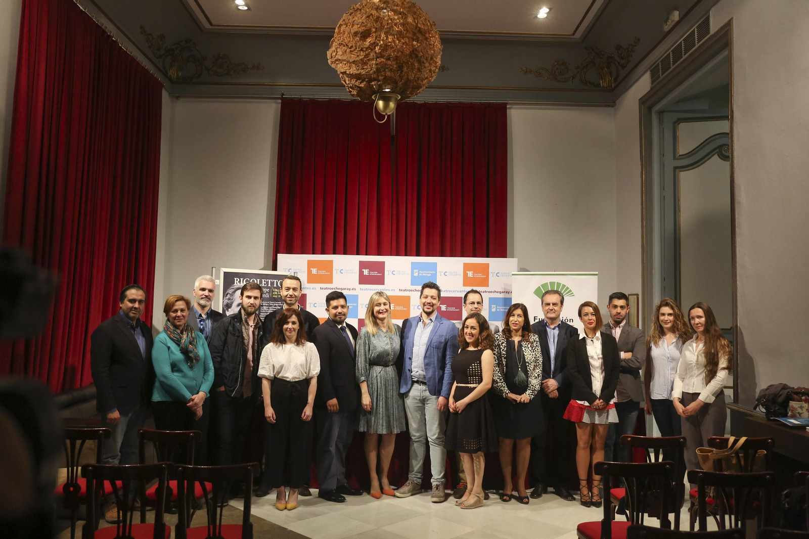 El reparto de la ópera 'Rigoletto' posa ayer en el Cervantes durante la presentación de la ópera.