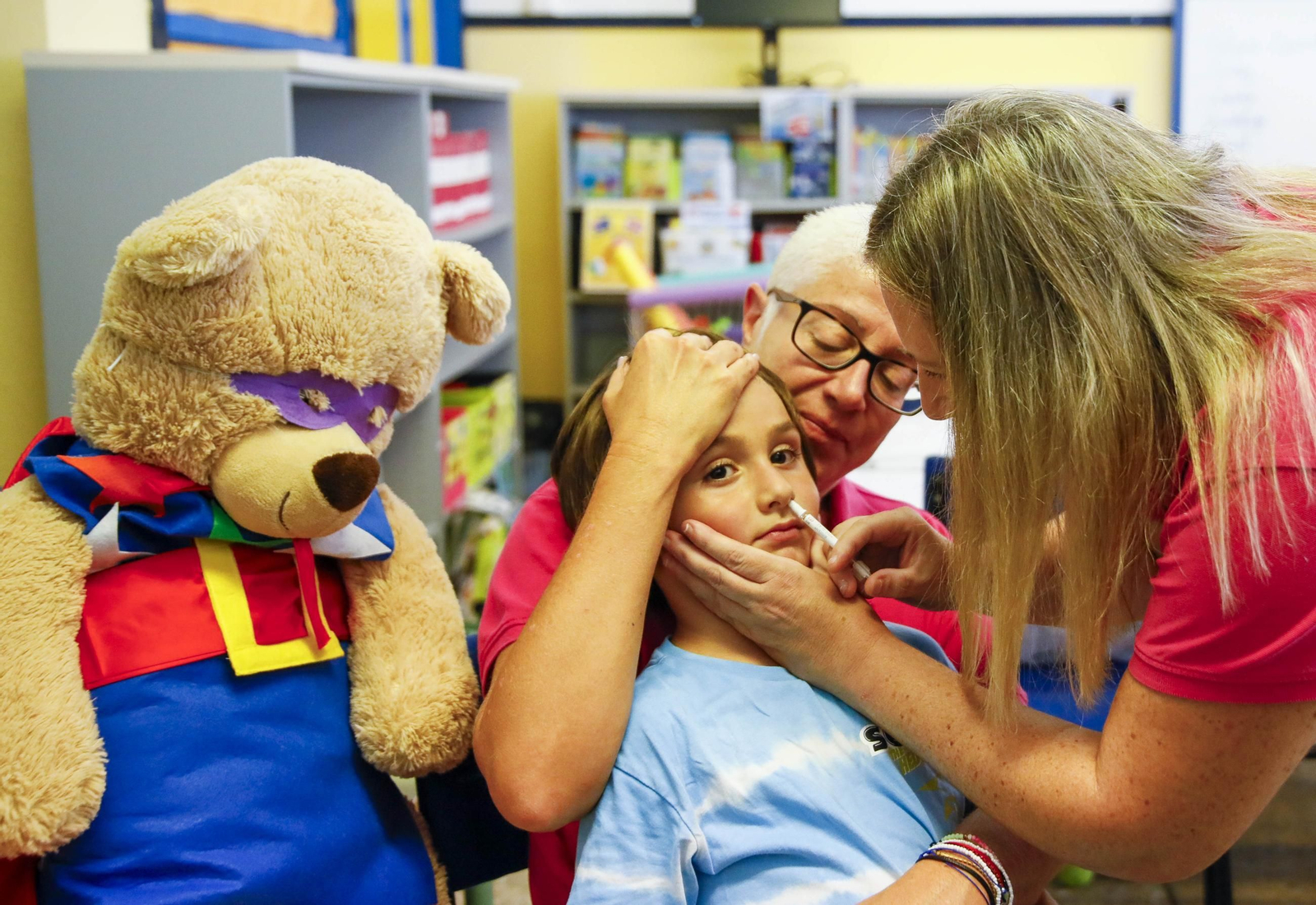 Las imágenes de la campaña de vacunación antigripal a los niños en el CEIP Adela Díaz de Almería