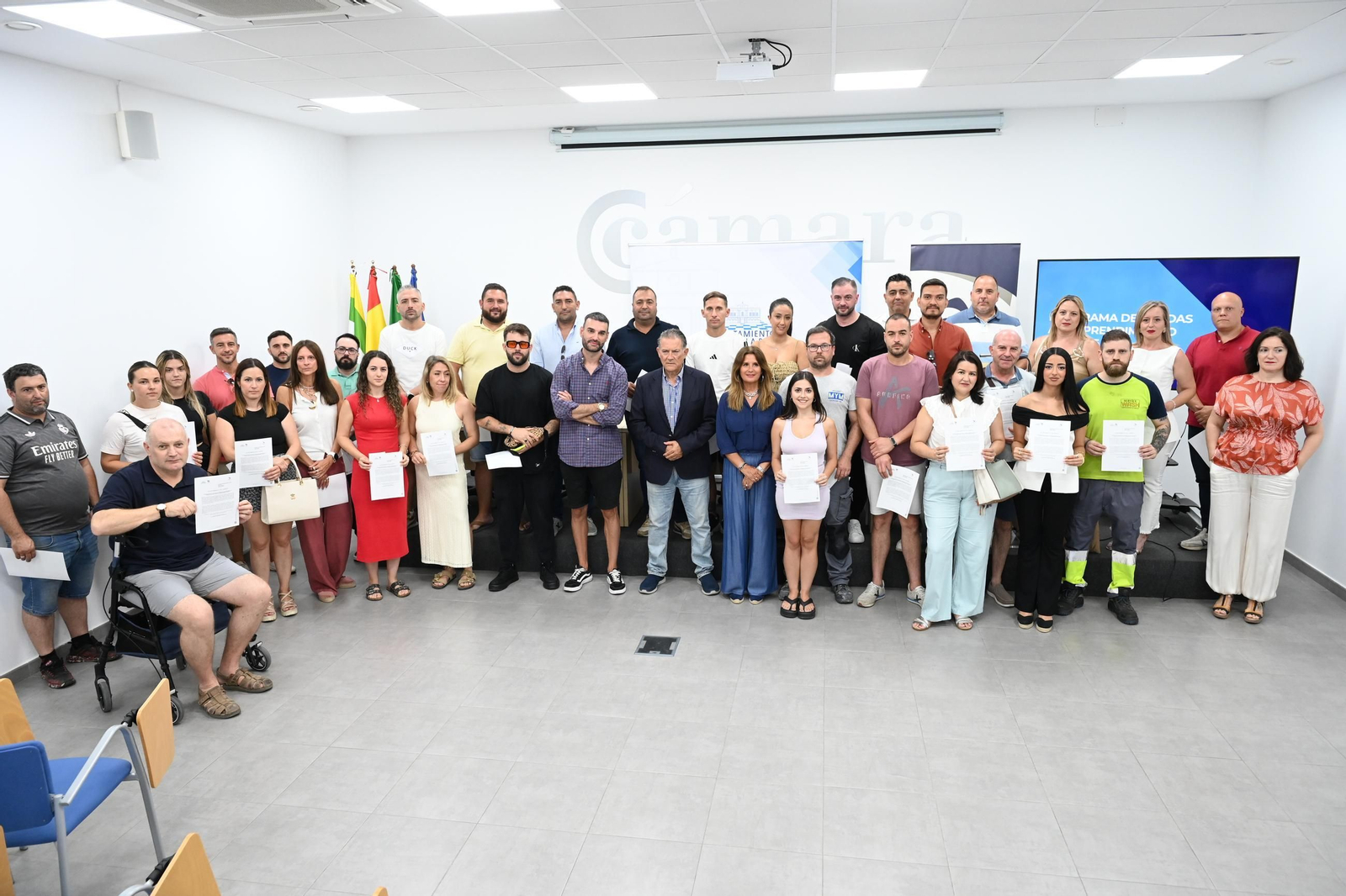 Beneficiarios recogen las resoluciones del Programa de Ayudas al Emprendimiento de Linares.