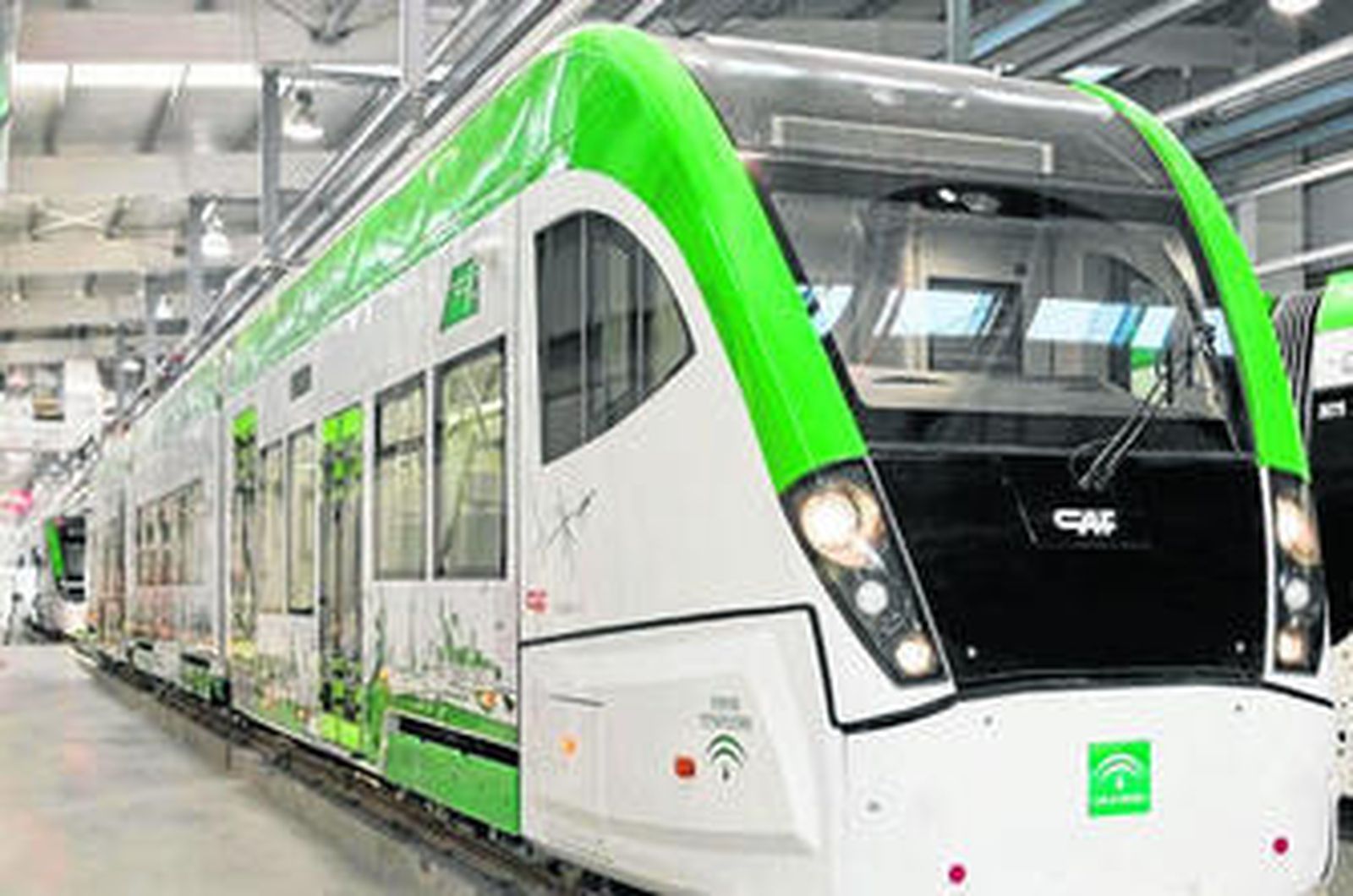 La primera unidad del tren-tranvía, fotografiada en la factoría de Linares en enero de 2012.