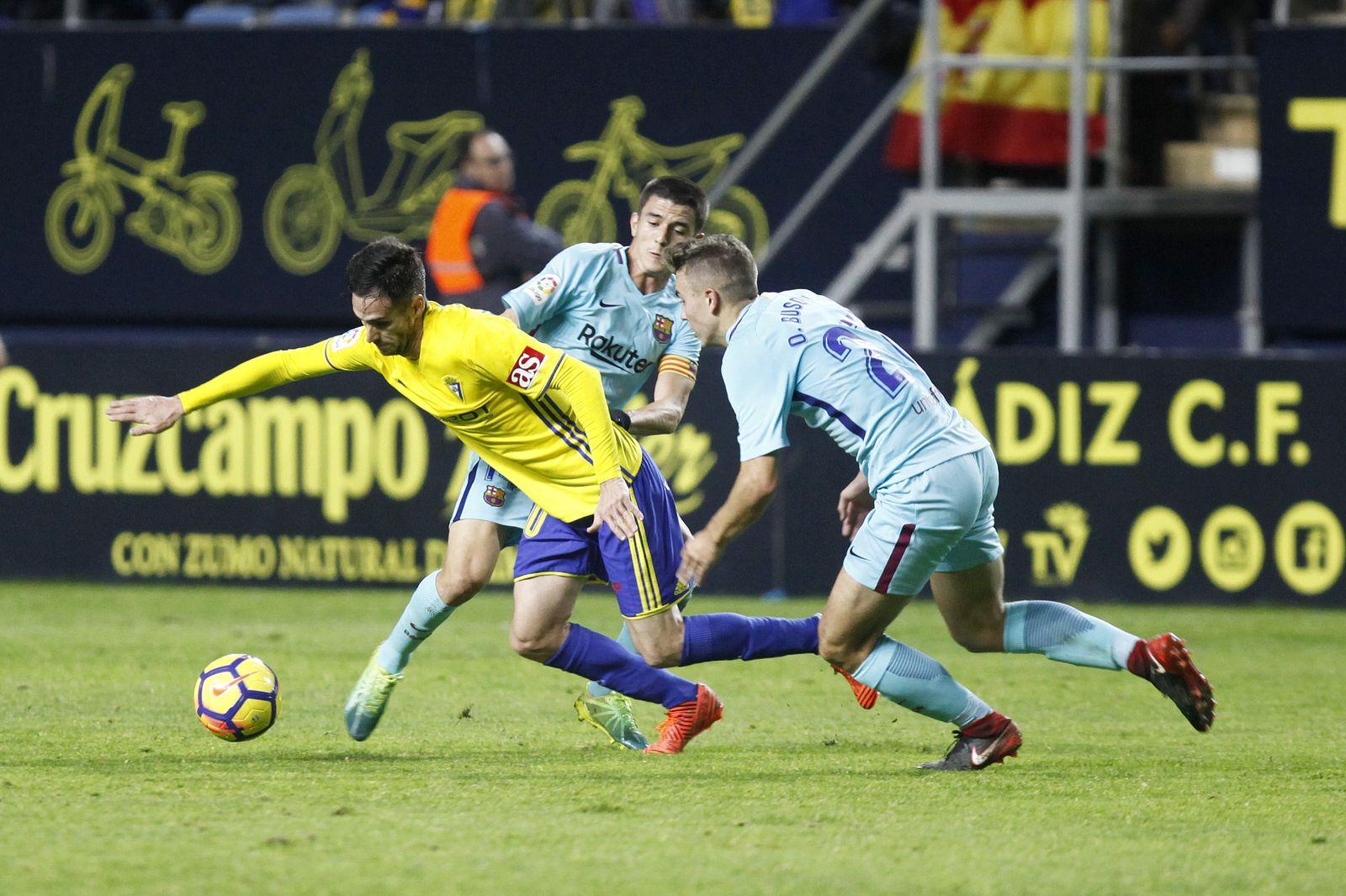 Rubén Cruz busca salida entre dos jugadores del Barcelona B.