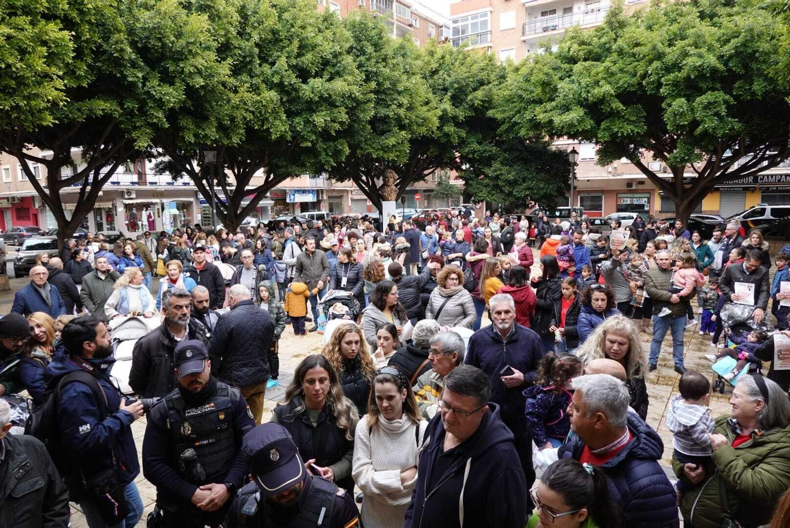 La plaza de La Paz se llenó de familias afectadas por el cierre de la guardería. La plaza de La Paz se llenó de familias afectadas por el cierre de la guardería.