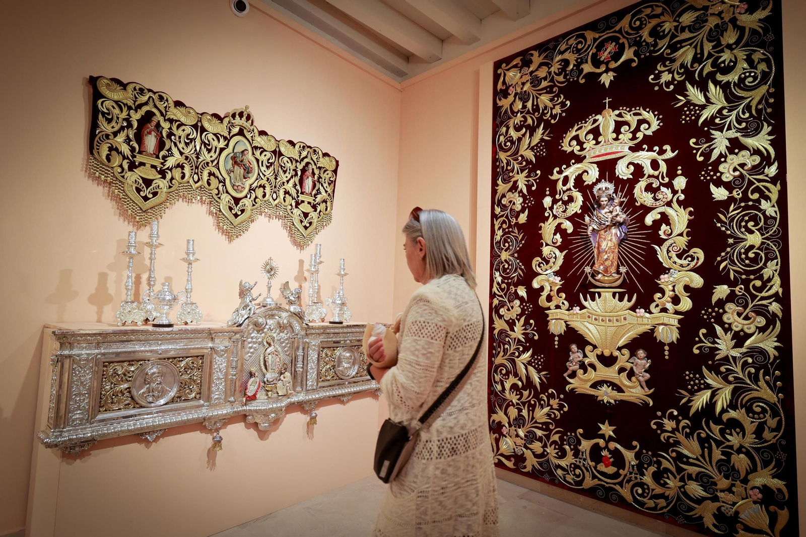 Elementos del palio de la Virgen del Buen Fin, en la exposición que acoge estos días la Fundación Cajasol.