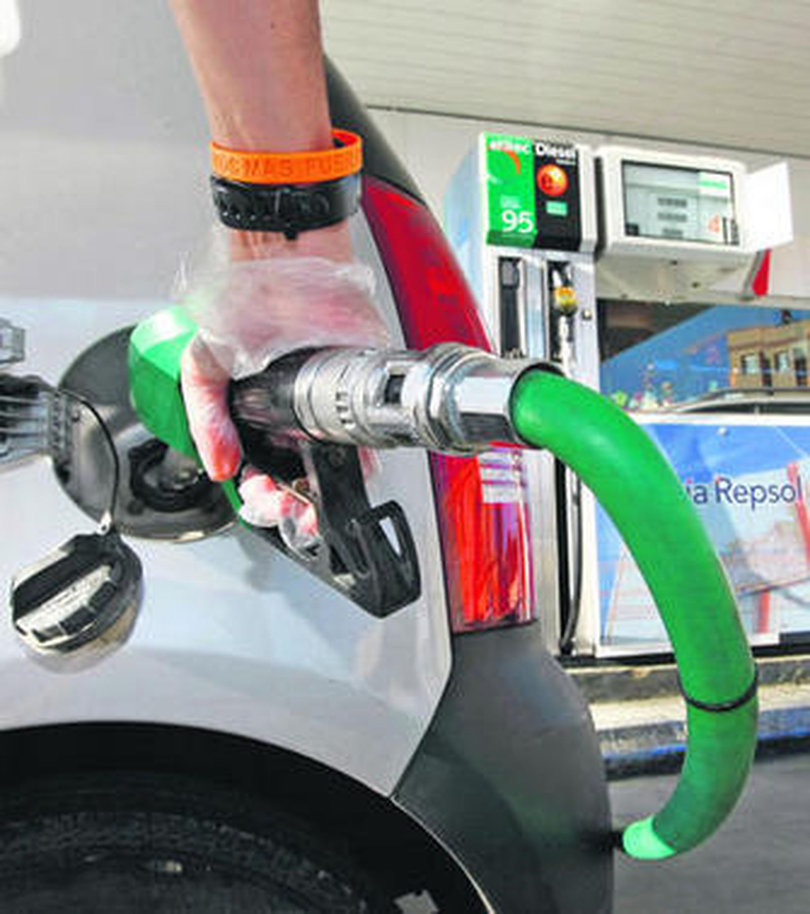 El empresario Manuel Caballero vigila el interior de su estación de servicio gracias a las cámaras de seguridad.