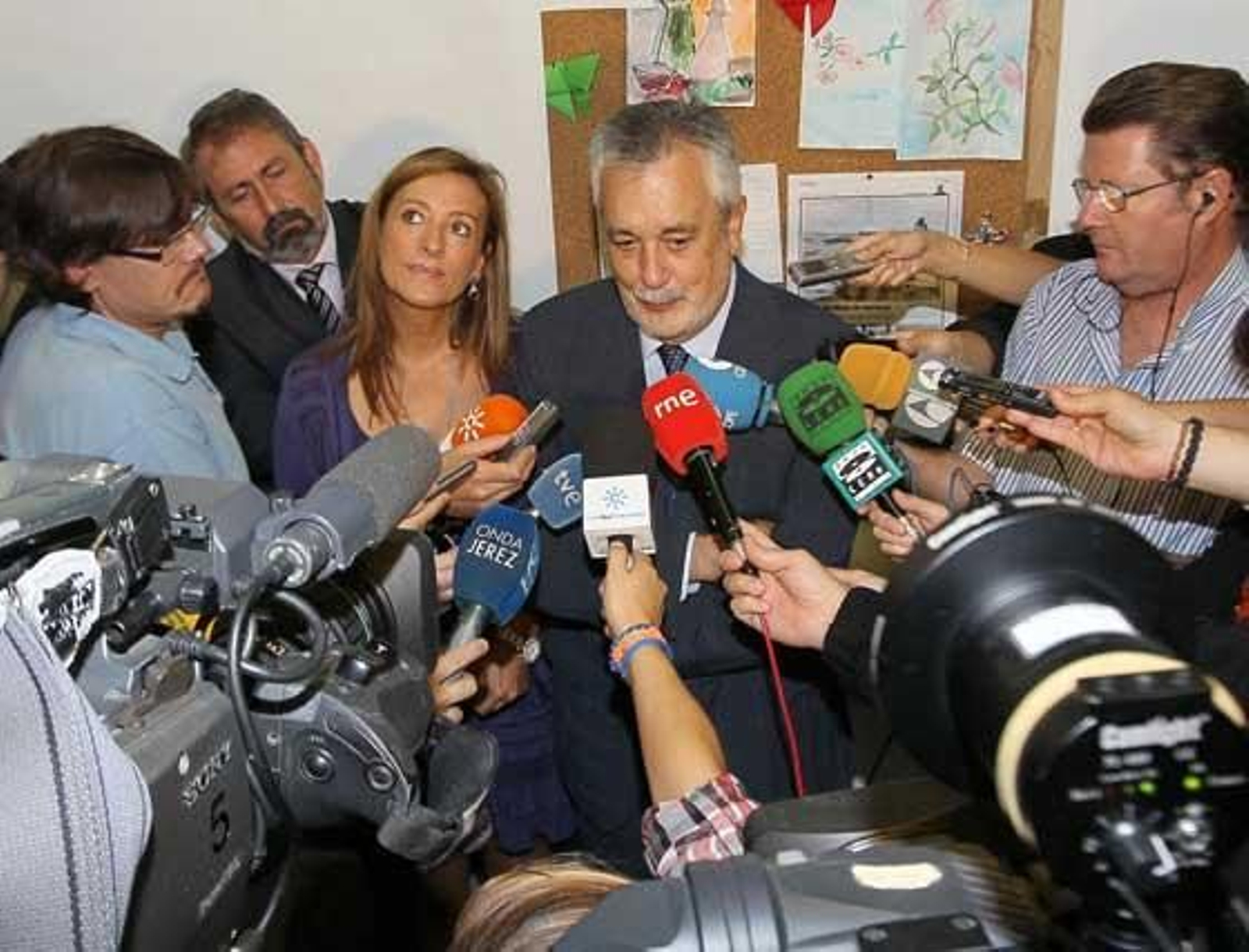El presidente de la Junta de Andalucía, José Antonio Griñán, atiende a los medios en el centro de atención a enfermos de esclerosis 'Alfonso Perales'

Foto: Miguel Angel Gonzalez