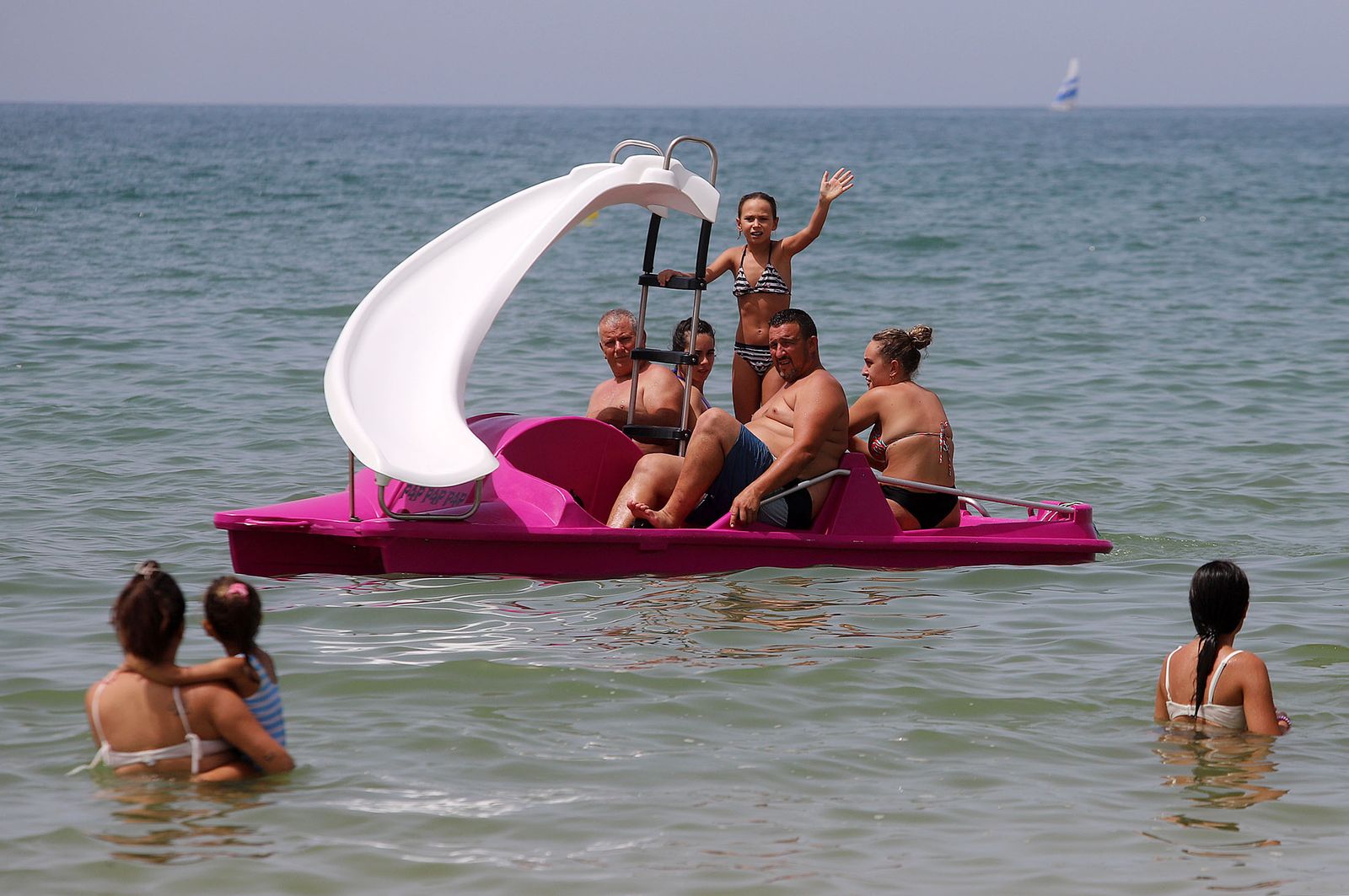 Imágenes del caluroso fin de semana en las playas de Huelva