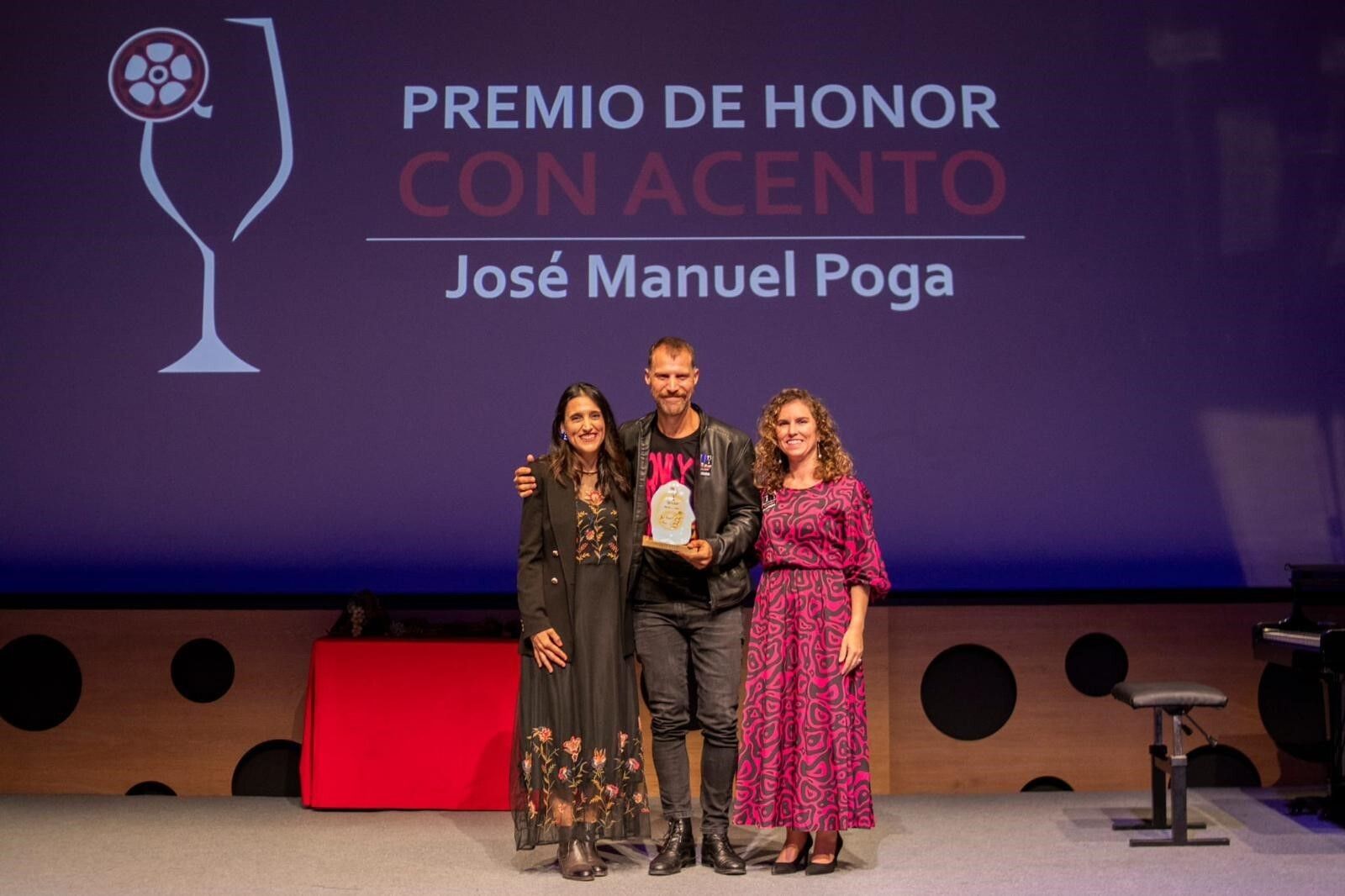 El actor José Manuel Poga recogiendo el Premio de Honor del Festival del Cine de Jerez ‘Con Acento’