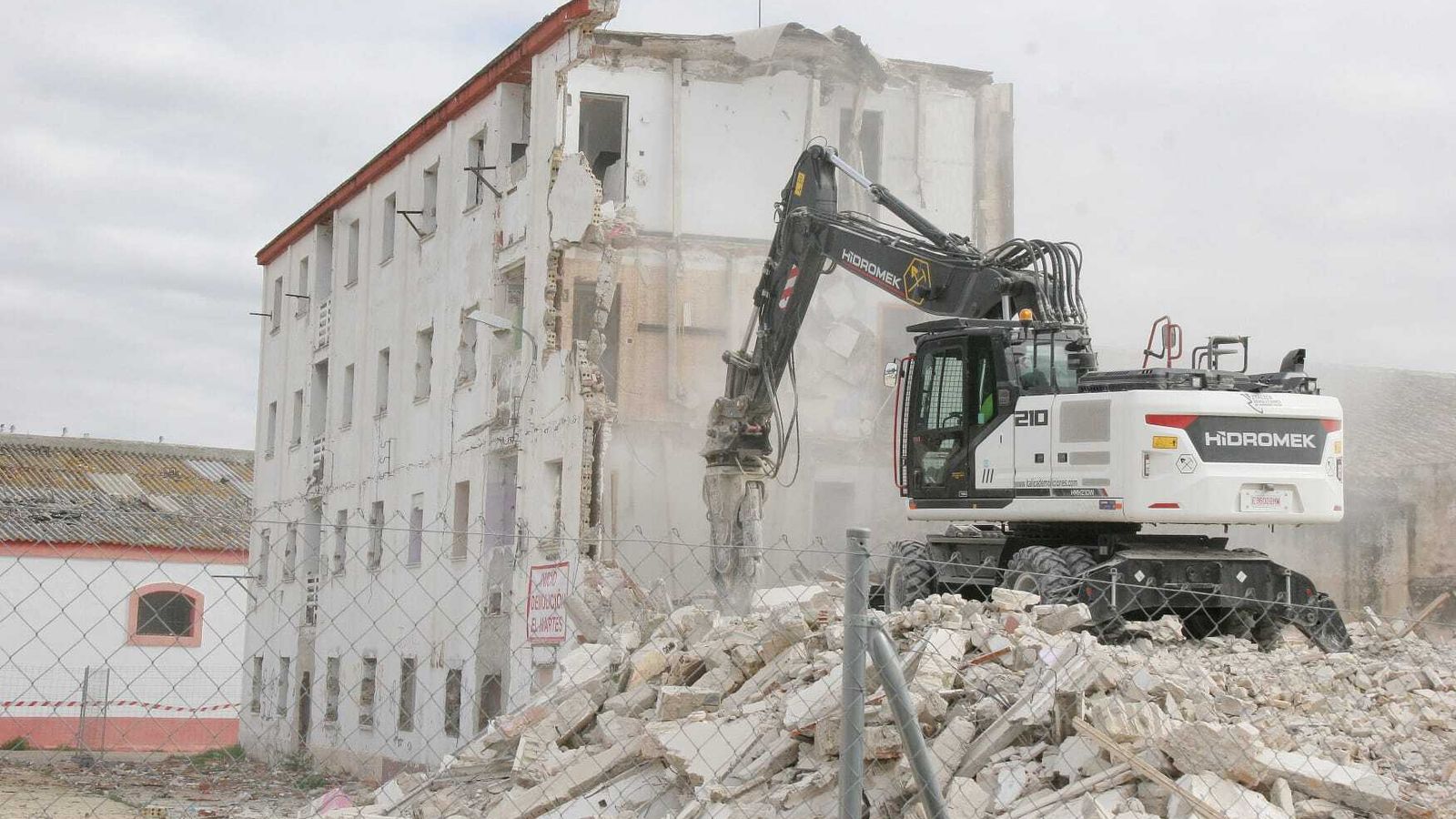 La máquina, en pleno trabajo de demolición.