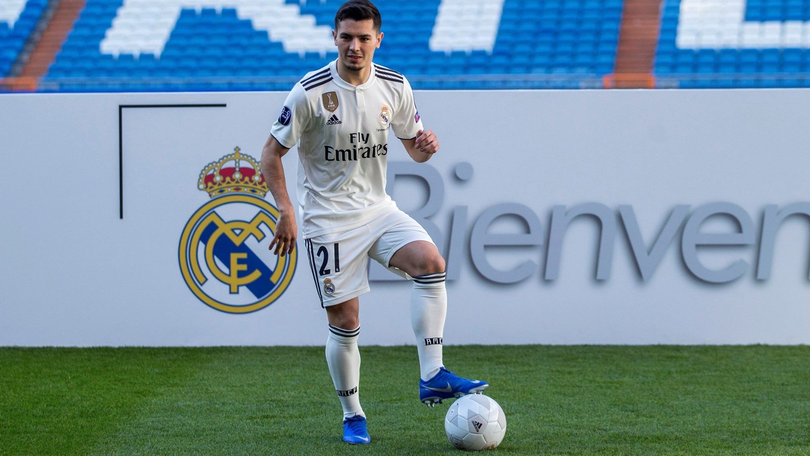 Brahim posa en el césped del Bernabéu.