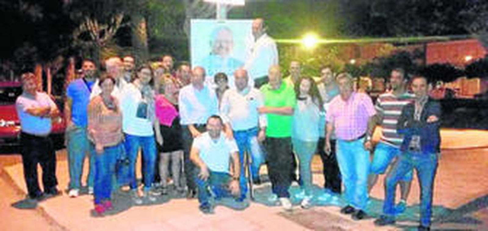 Ilusión y trabajo en la pegada de carteles de Antonio Bonilla