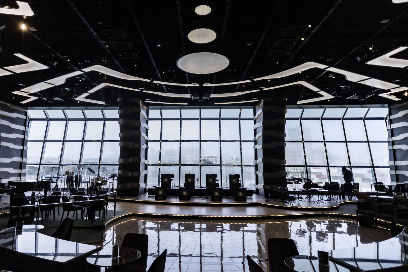 Imágenes de la visita del crucero MSC Euribia al puerto de Cádiz