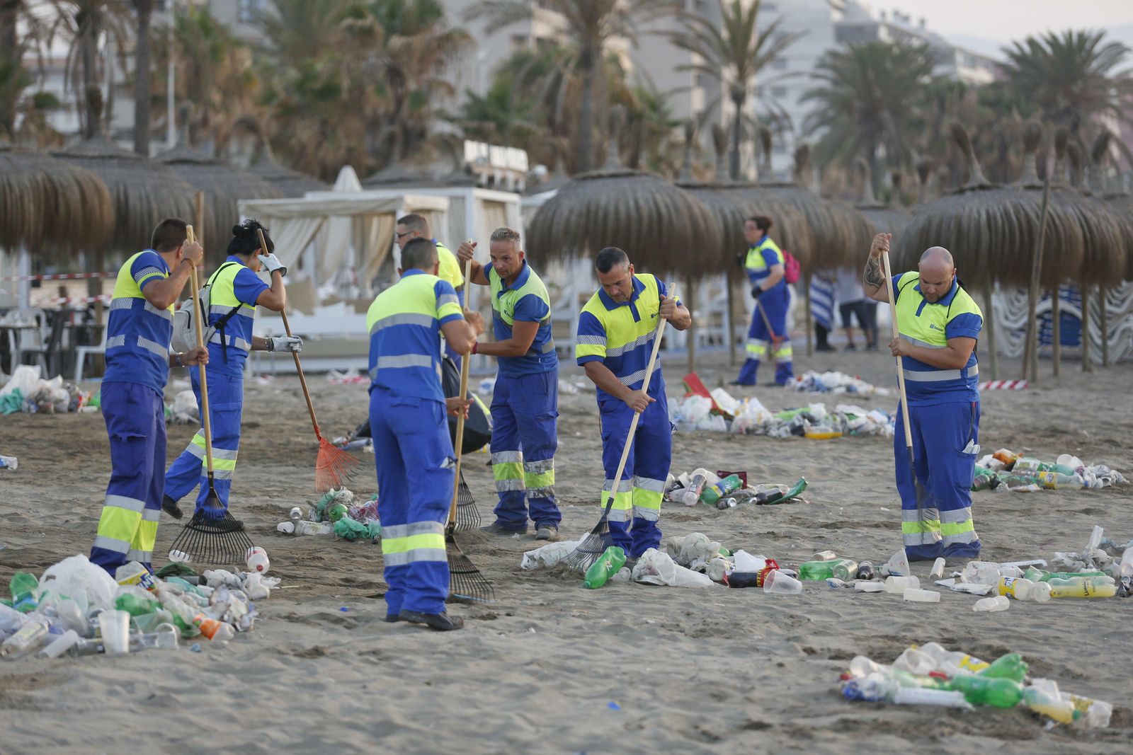 Operarios de Limasa trabajan en una playa de Málaga
